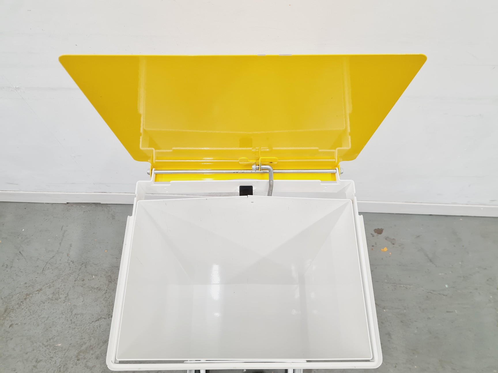 Image of EVO 30 Mono Disposable Rectangular Waste Bin with Single Lid 30L