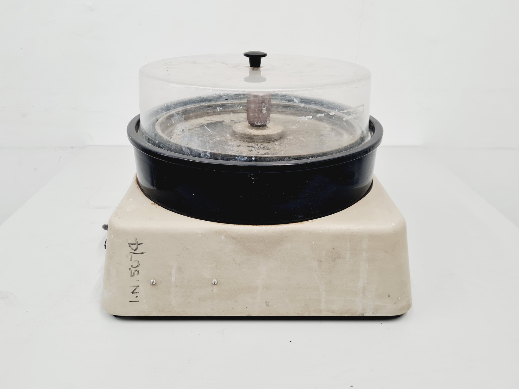 Image of Buehler VibroMet Polisher w/ 3 x Polishing Disc