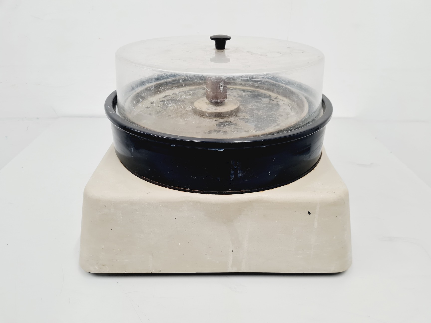 Image of Buehler VibroMet Polisher w/ 3 x Polishing Disc