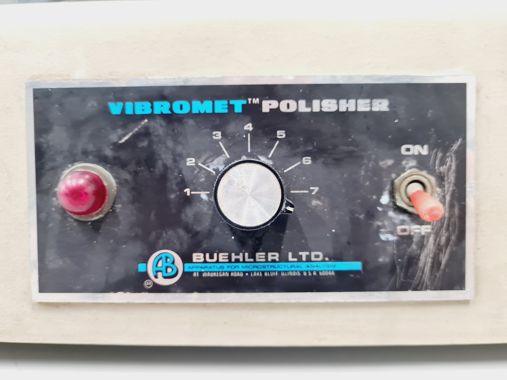 Image of Buehler VibroMet Polisher w/ 3 x Polishing Disc