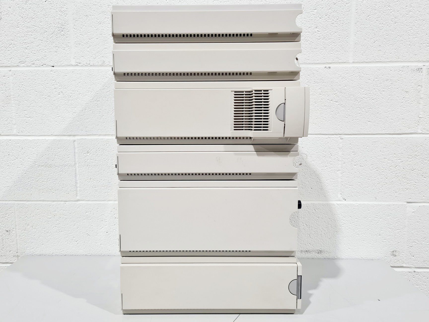 Image of Hewlett Packard Series 1100 with ColComp, 2 x Degasser, Bin Pump, QuatPump