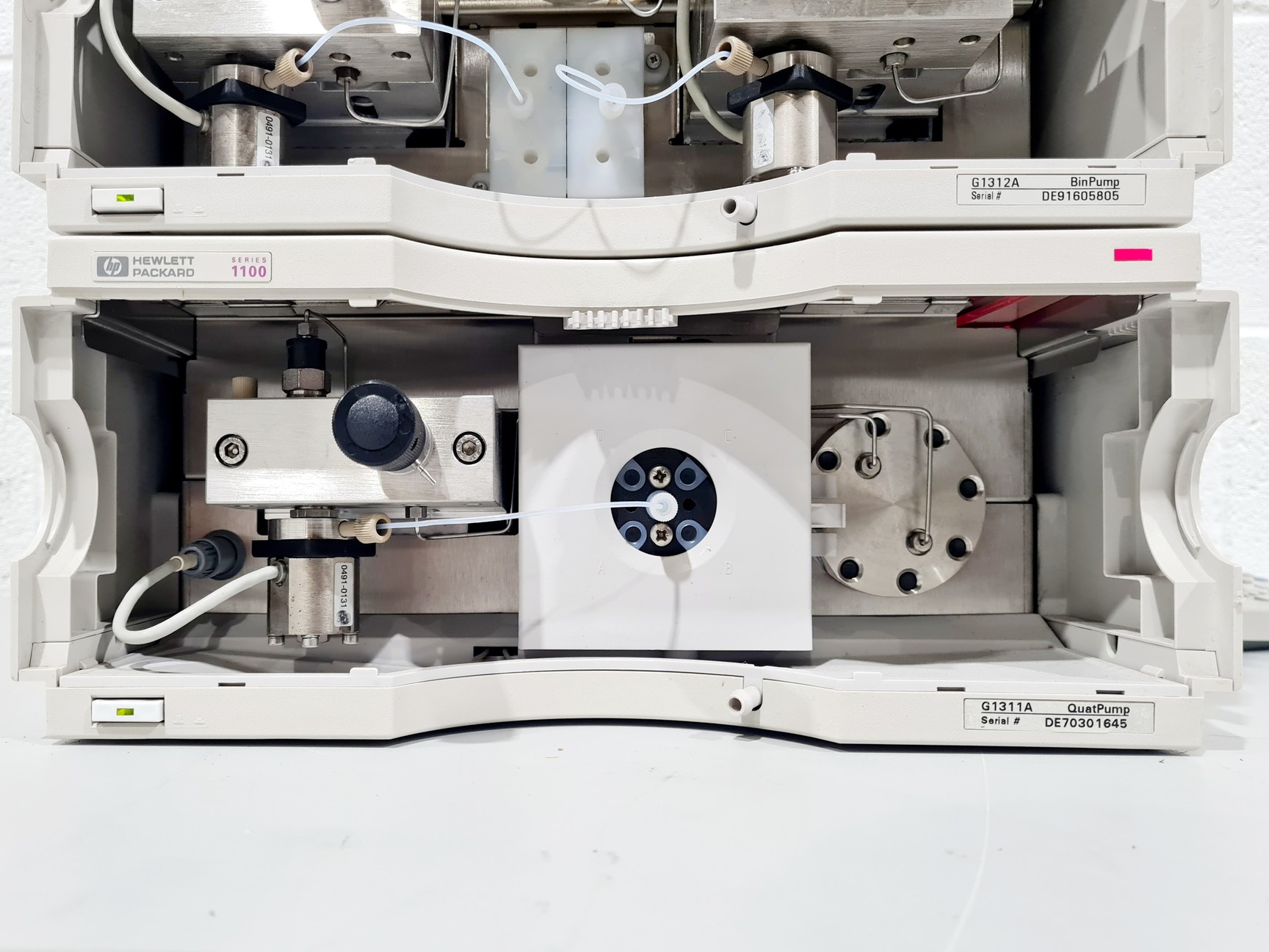 Image of Hewlett Packard Series 1100 with ColComp, 2 x Degasser, Bin Pump, QuatPump
