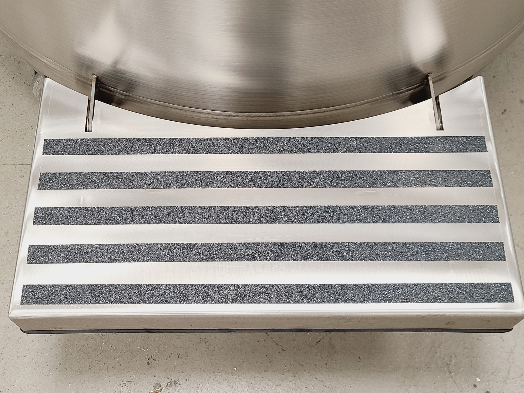 Image of Taylor-Wharton LABS-40K Liquid Nitrogen Cryogenic Storage Tank