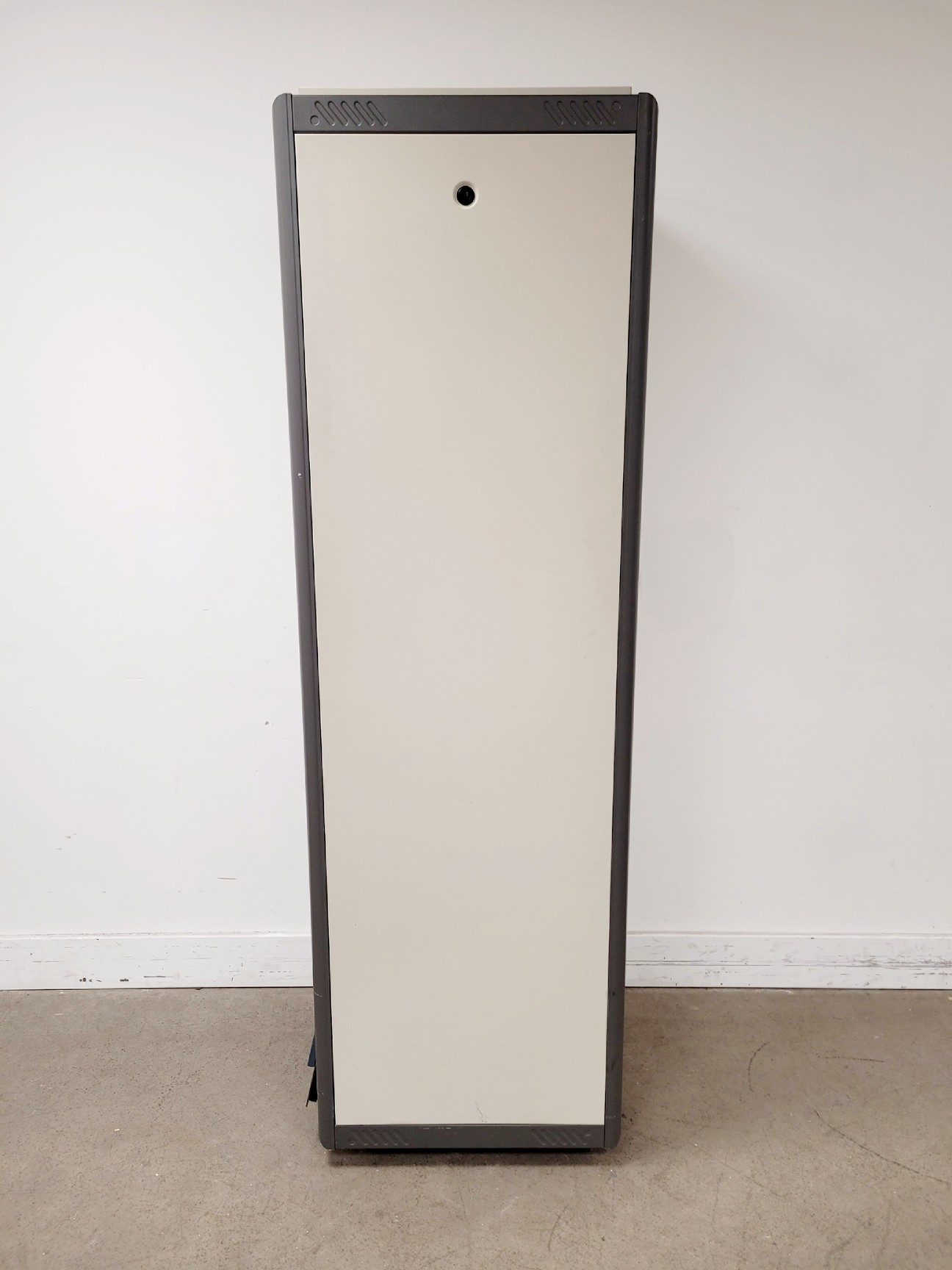 Image of Peek Measurement Model 4400 Alarm Monitor with Server Rack