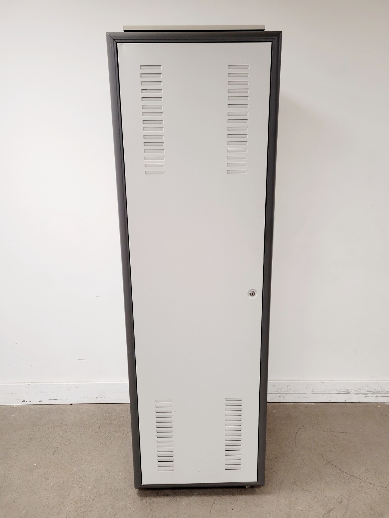 Image of Peek Measurement Model 4400 Alarm Monitor with Server Rack