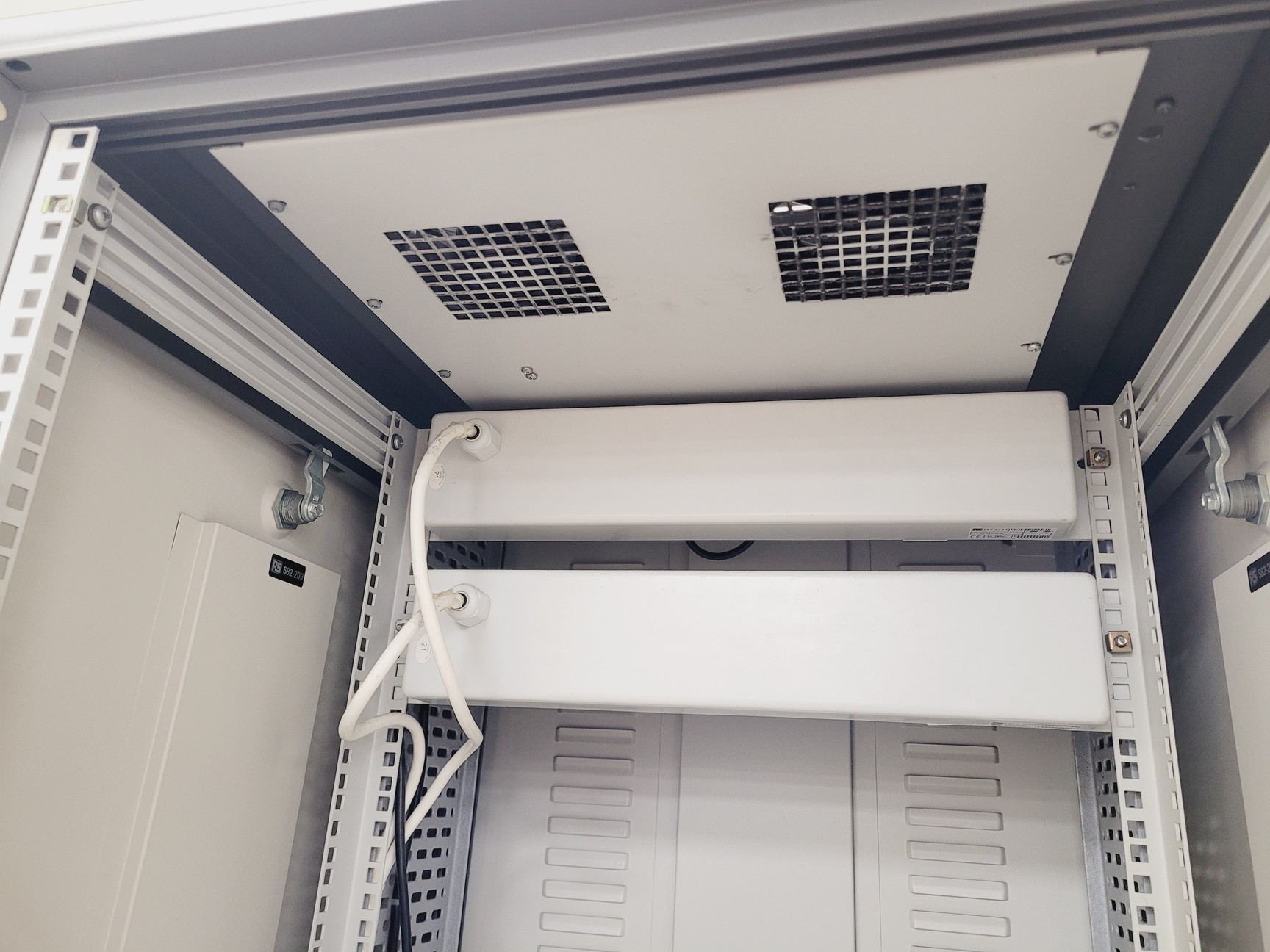 Image of Peek Measurement Model 4400 Alarm Monitor with Server Rack