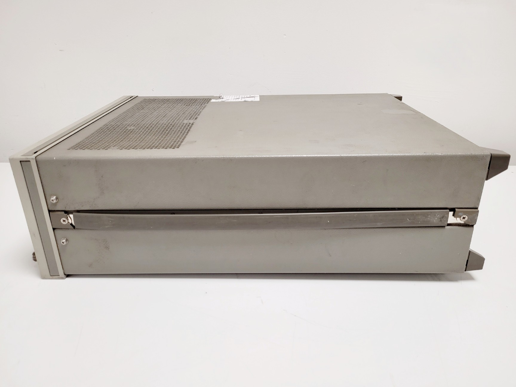 Image of Hewlett Packard 8664A Synthesized Signal Generator