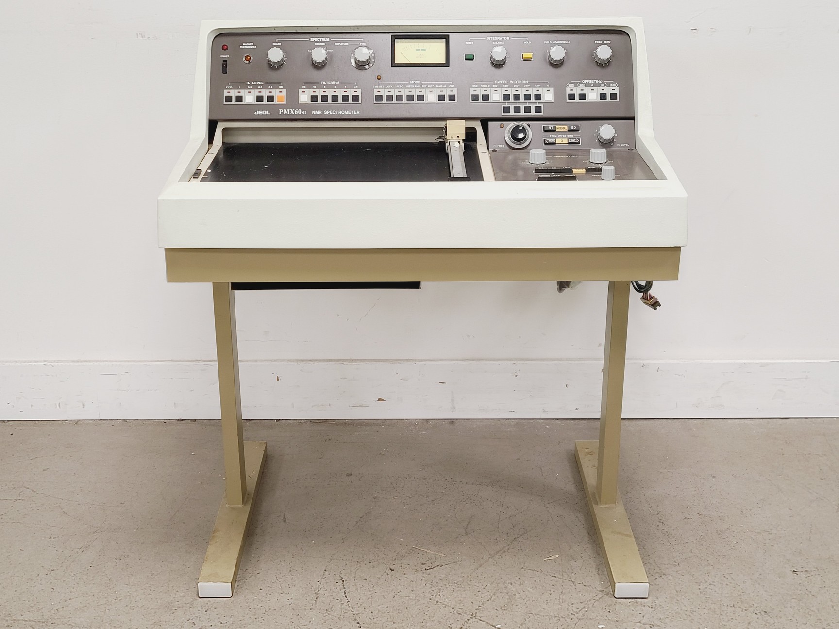 Image of JEOL JNM-PMX60si NMR Spectrometer