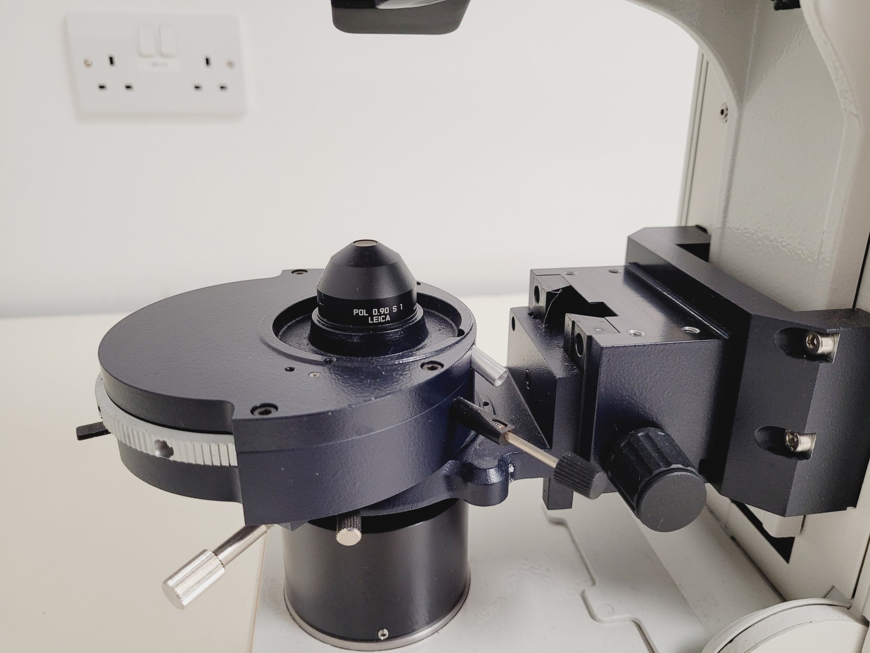Image of Leica DM6000 CFS Upright Fluorescence Microscope Body w/ EL6000 Spares/Repair