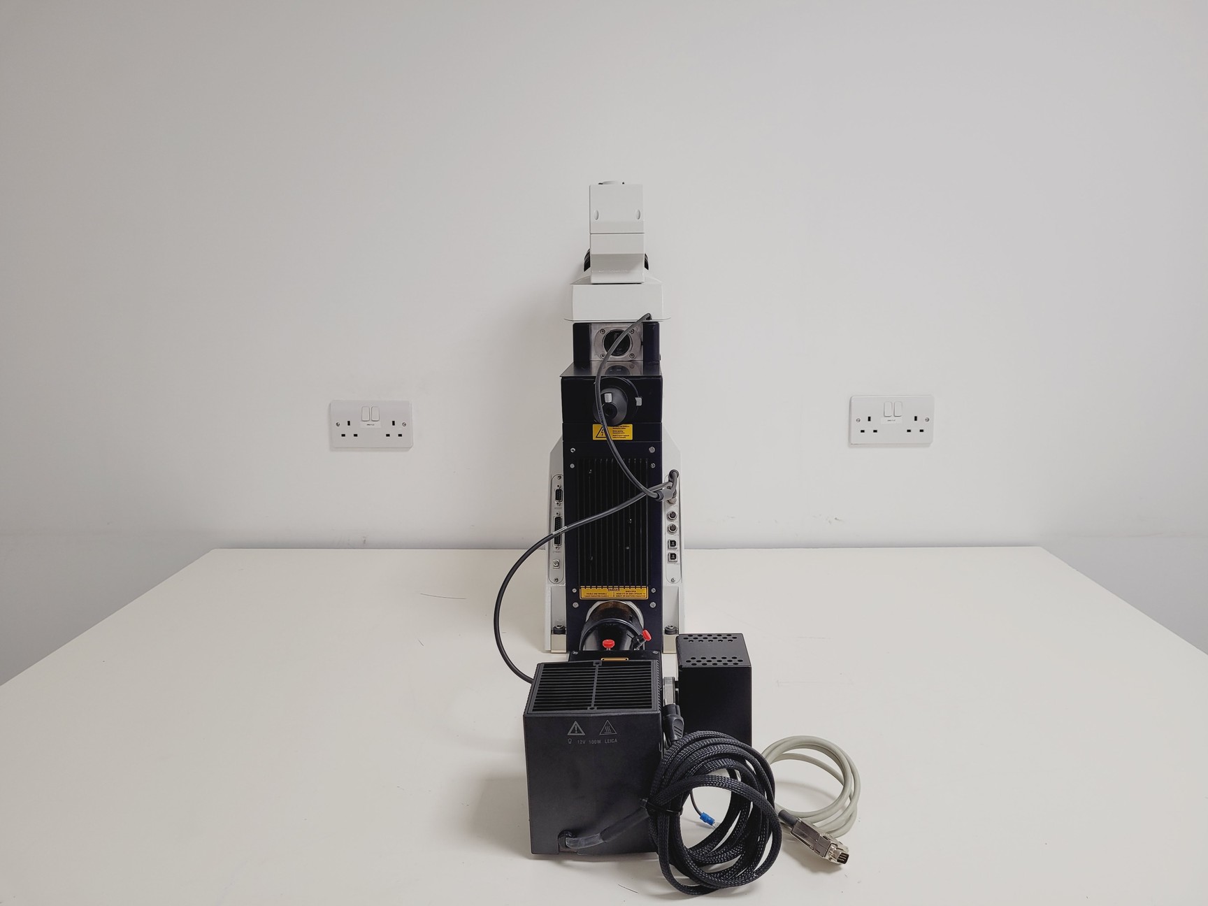 Image of Leica DM6000 CFS Upright Fluorescence Microscope Body w/ EL6000 Spares/Repair