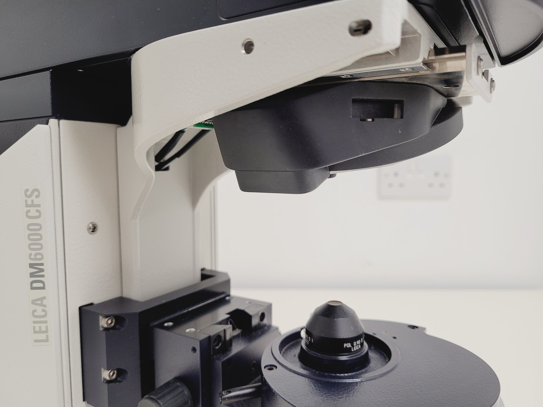 Image of Leica DM6000 CFS Upright Fluorescence Microscope Body w/ EL6000 Spares/Repair