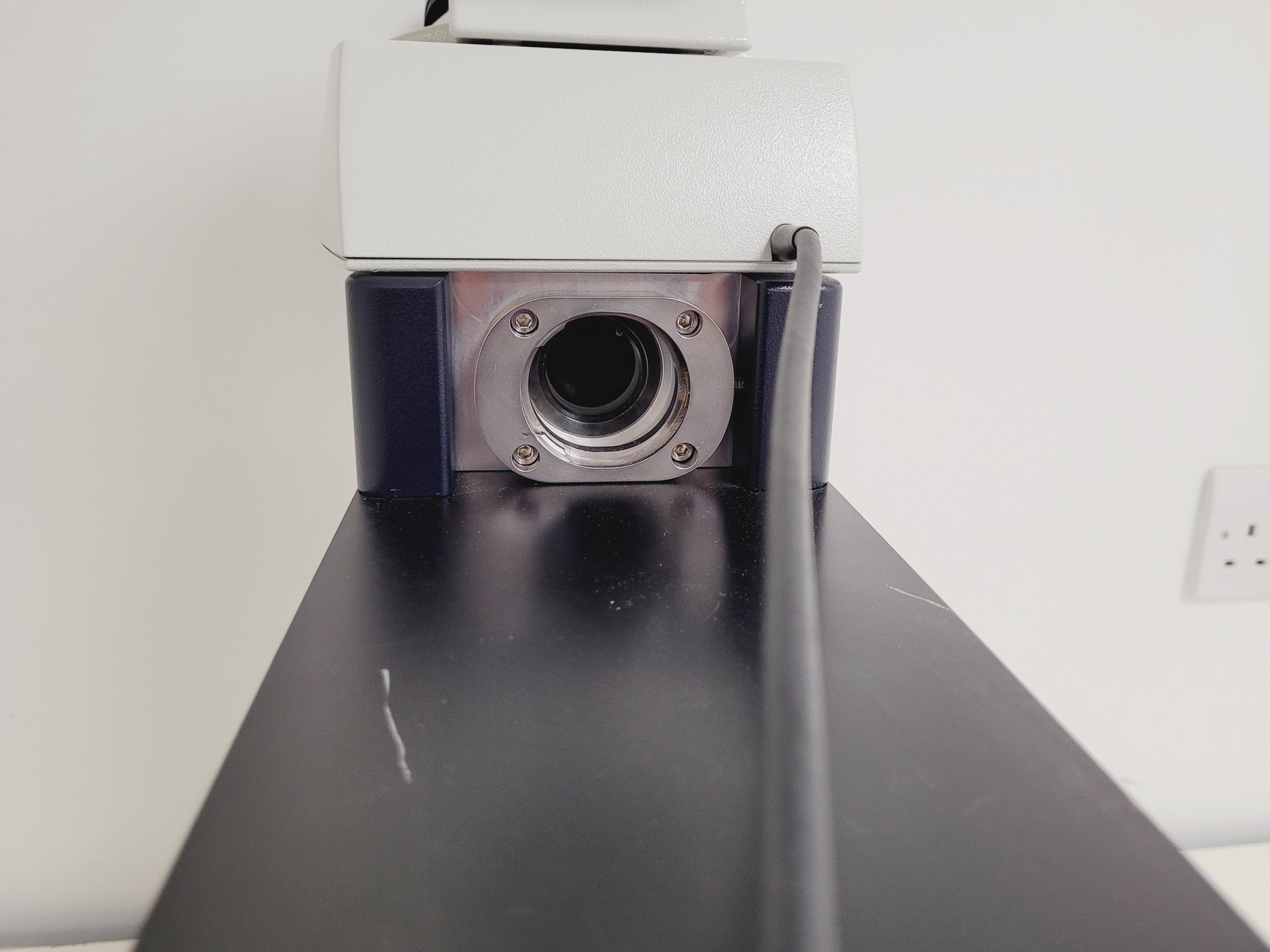 Image of Leica DM6000 CFS Upright Fluorescence Microscope Body w/ EL6000 Spares/Repair
