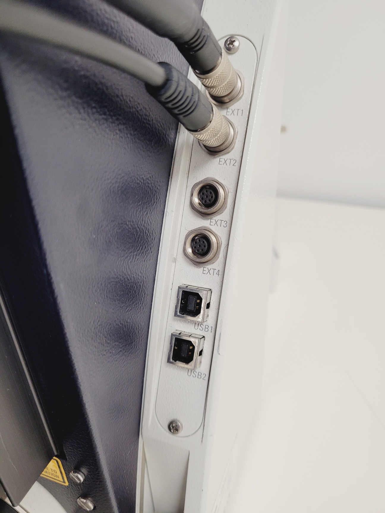 Image of Leica DM6000 CFS Upright Fluorescence Microscope Body w/ EL6000 Spares/Repair