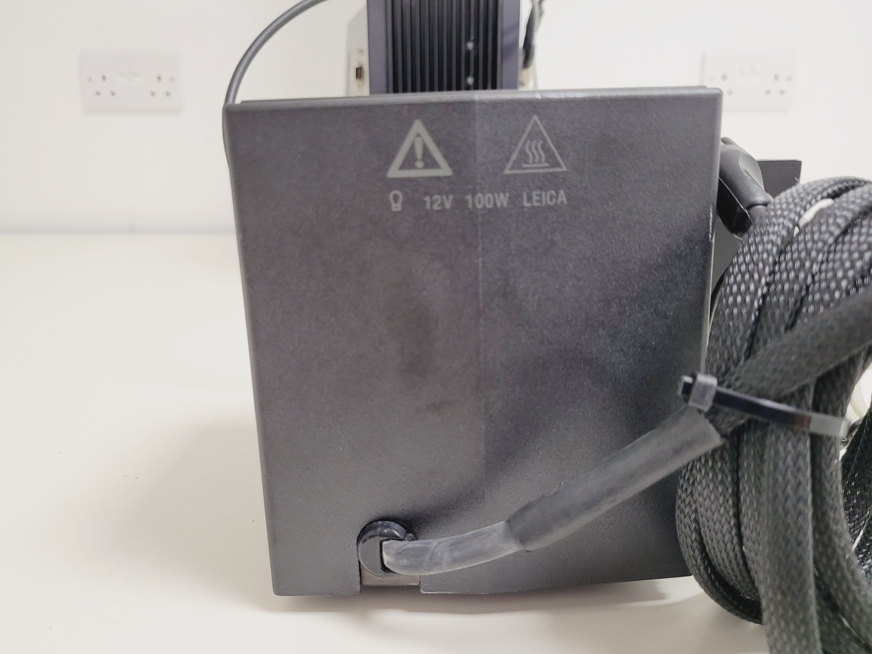 Image of Leica DM6000 CFS Upright Fluorescence Microscope Body w/ EL6000 Spares/Repair