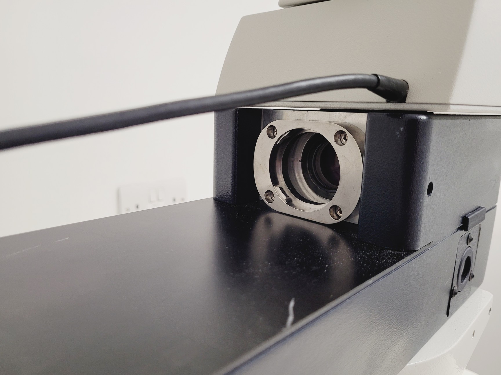 Image of Leica DM6000 CFS Upright Fluorescence Microscope Body w/ EL6000 Spares/Repair