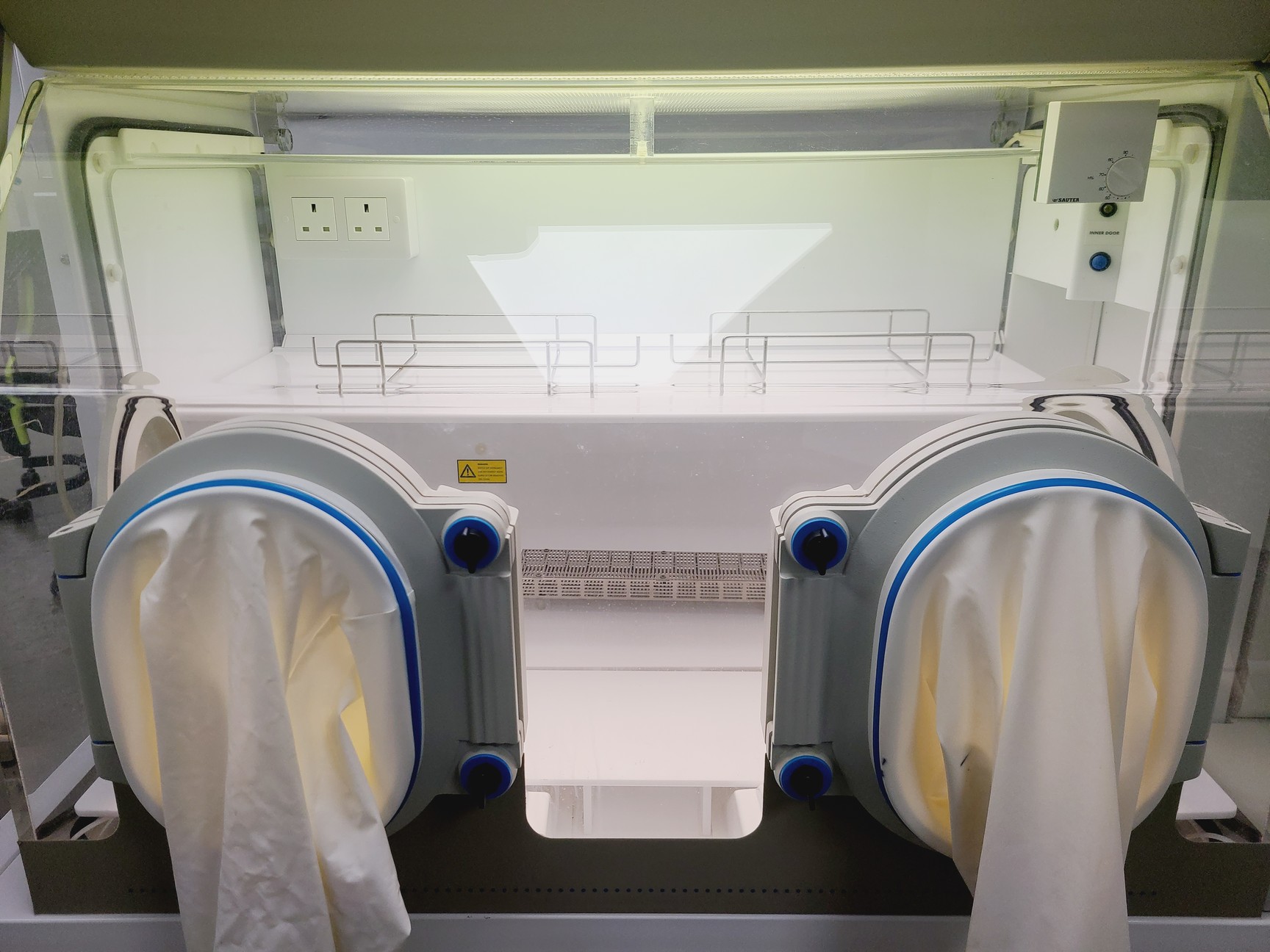 Image of DW Whitley MG500 Anaerobic Workstation Glove Box