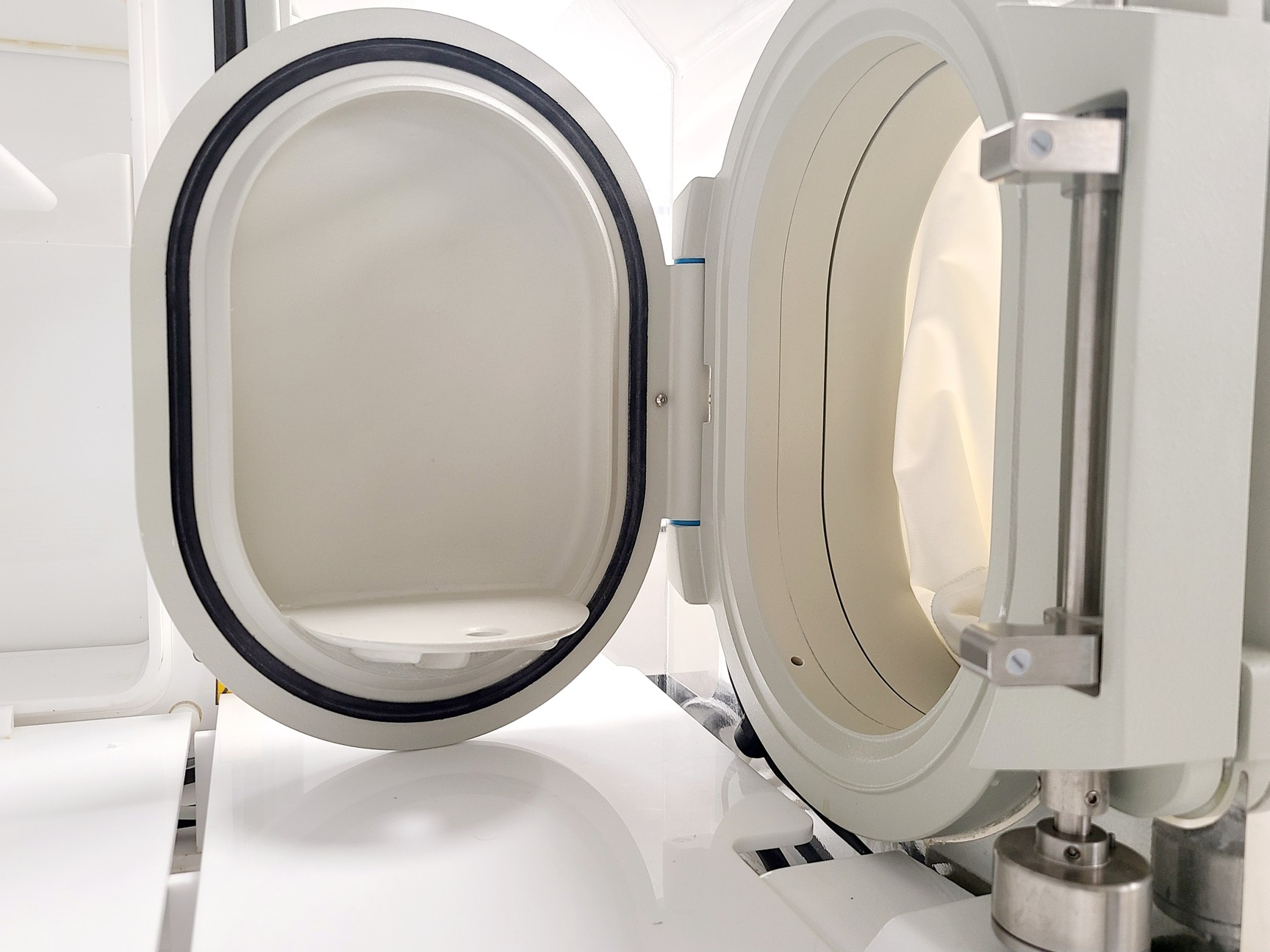 Image of DW Whitley MG500 Anaerobic Workstation Glove Box