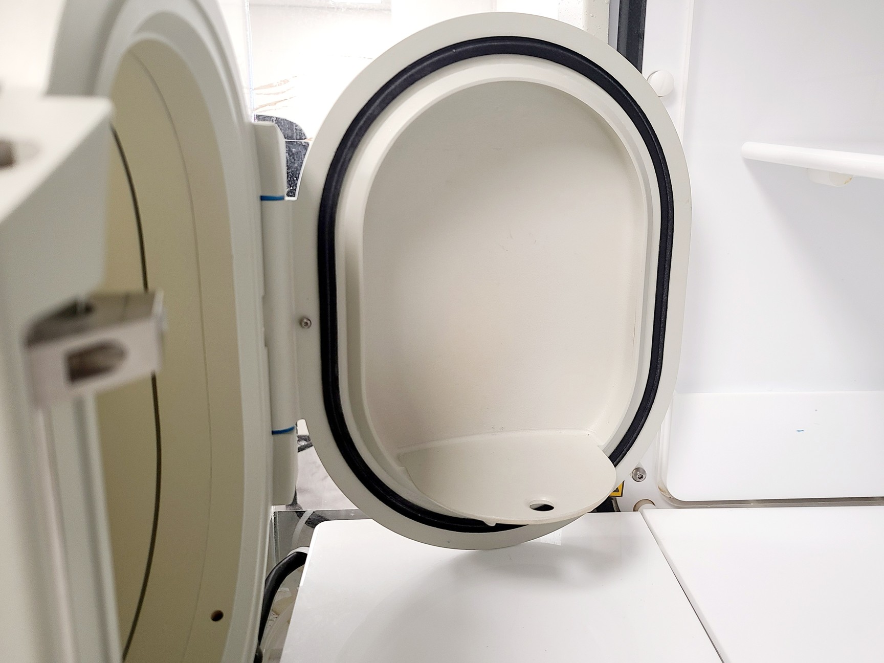 Image of DW Whitley MG500 Anaerobic Workstation Glove Box