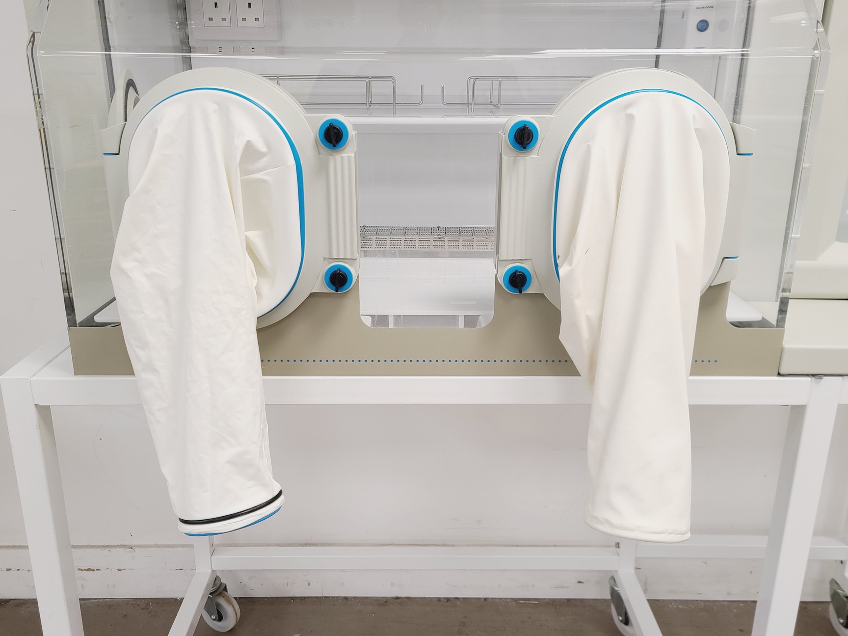 Image of DW Whitley MG500 Anaerobic Workstation Glove Box