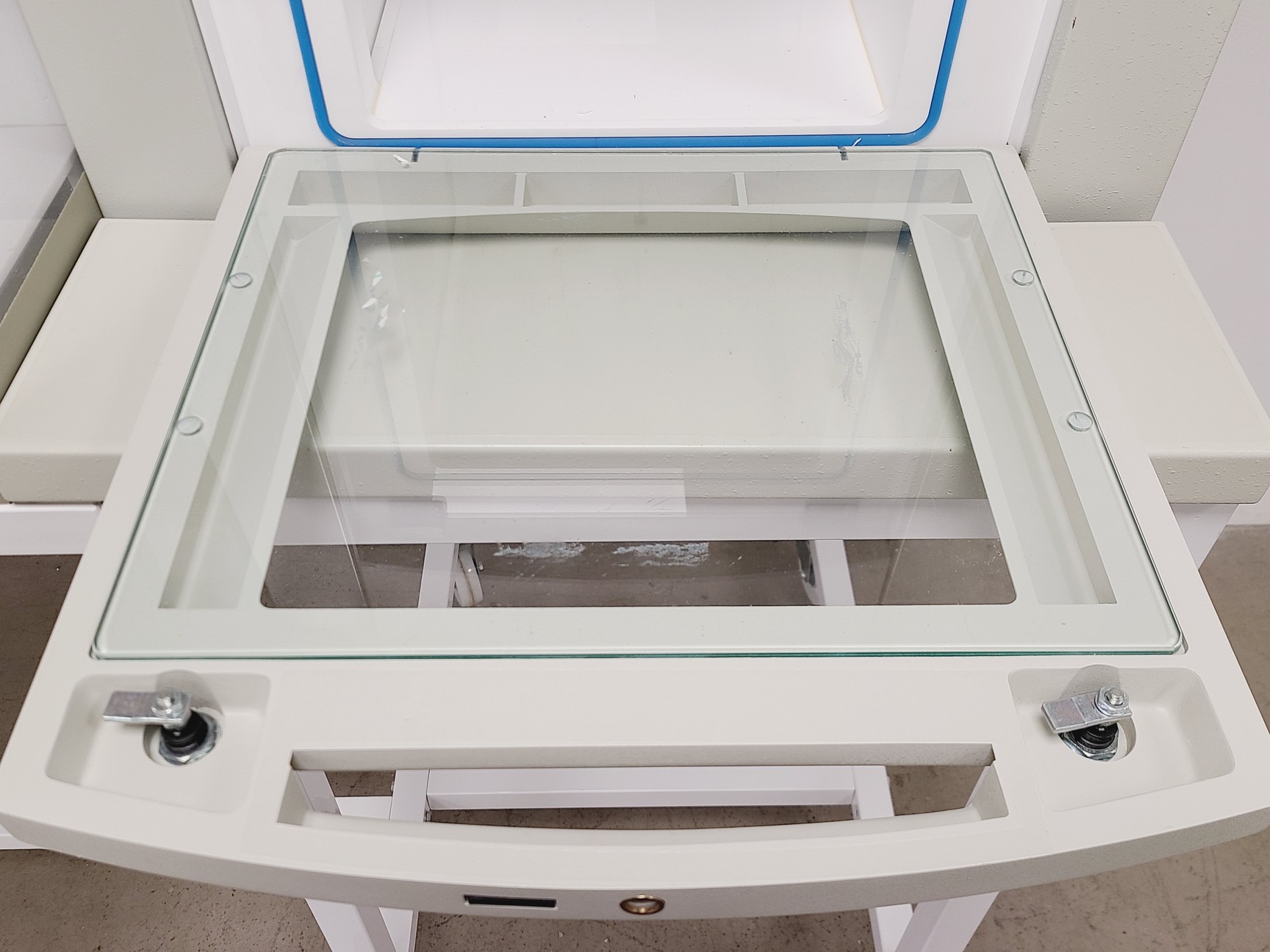 Image of DW Whitley MG500 Anaerobic Workstation Glove Box