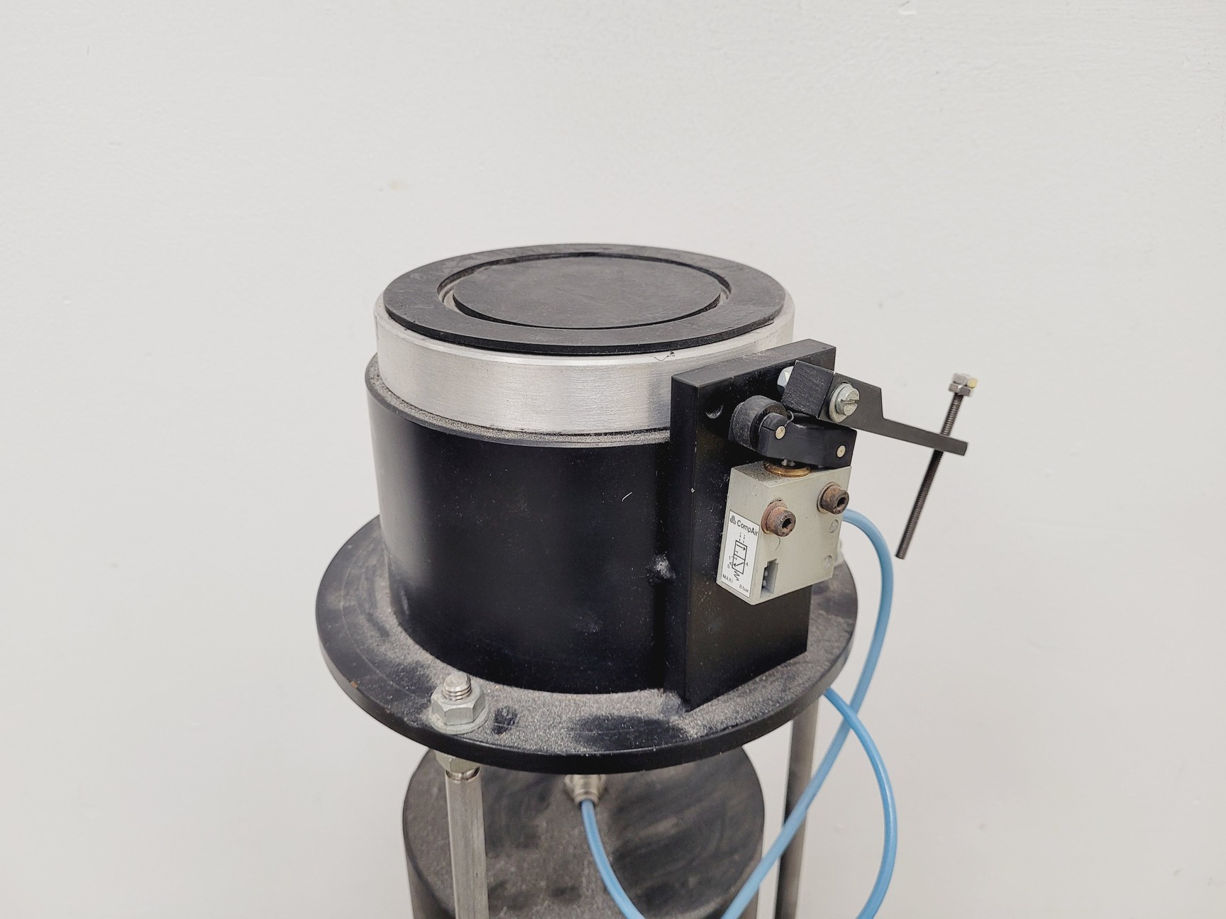 Image of 3 x Forschungsverbund 394 Pneumatic Optical Table Isolators