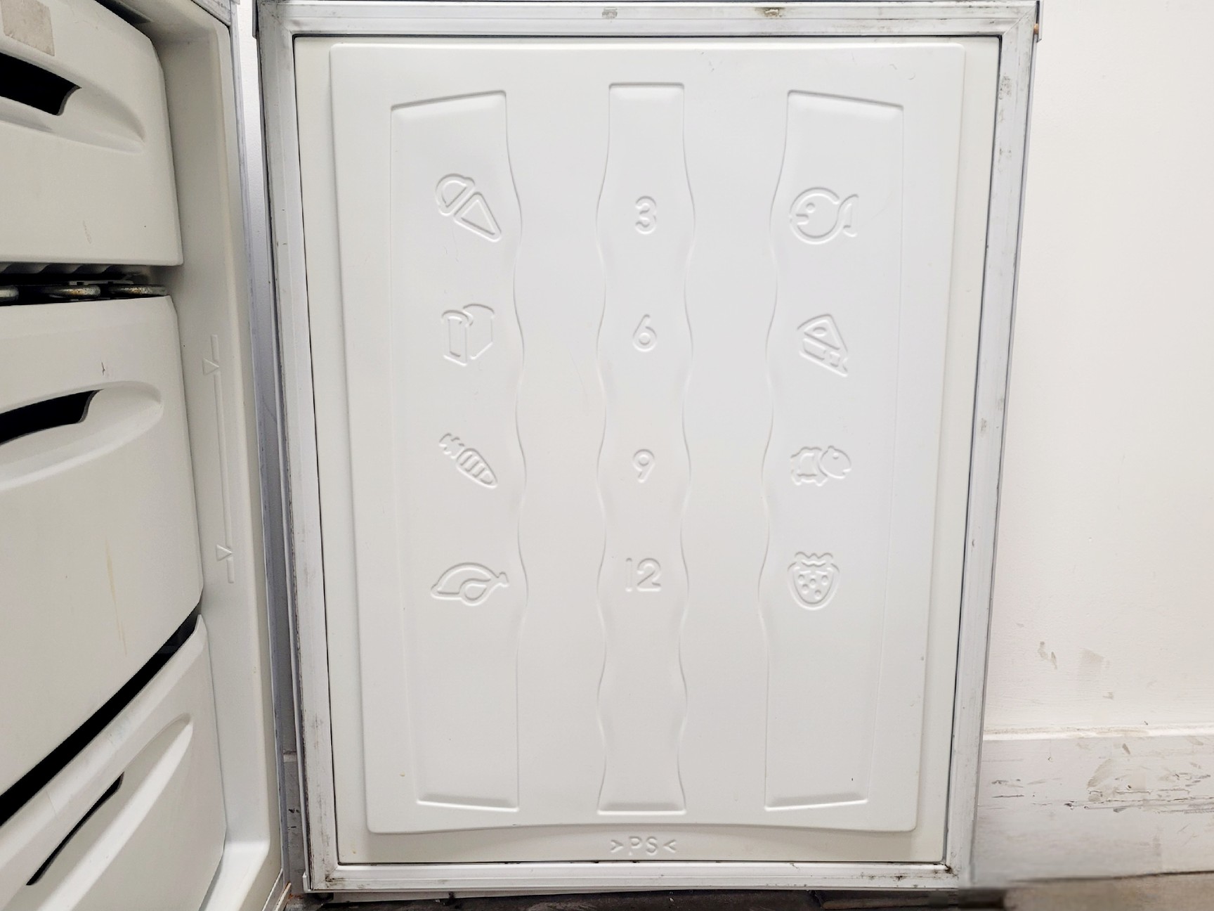 Image of Hotpoint RZA34P Freezer