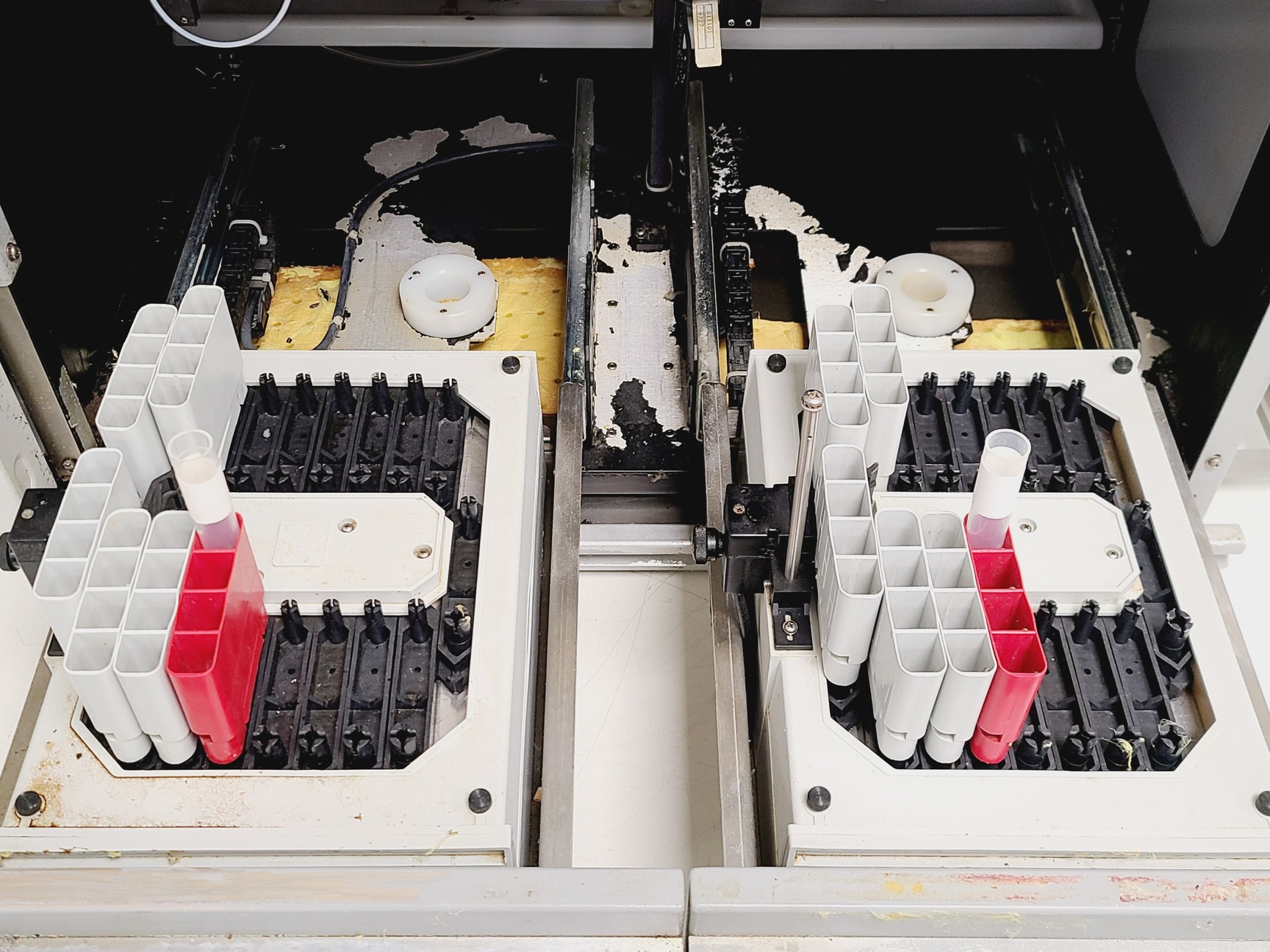 Image of PerSeptive Biosystems Pioneer Peptide Synthesis System w/ PC & Software Lab