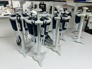Thumbnail image of Gilson Pipettes – 42 Units (6 Stands of 7) Adjustable Volume P2–P5000