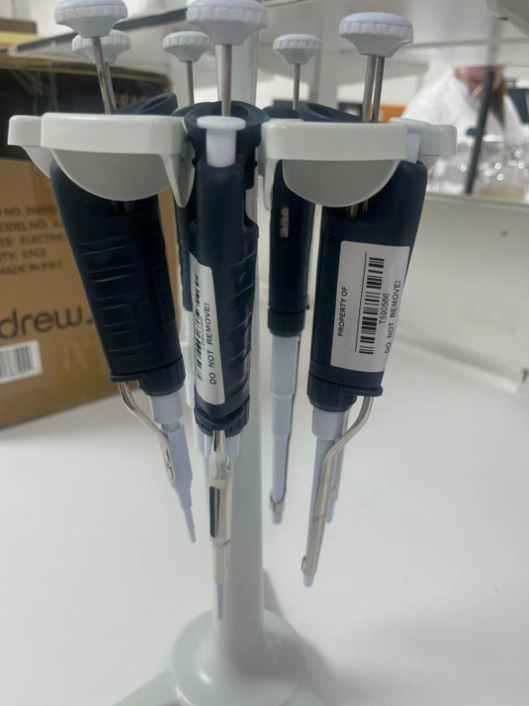 Image of Gilson Pipettes – 42 Units (6 Stands of 7) Adjustable Volume P2–P5000