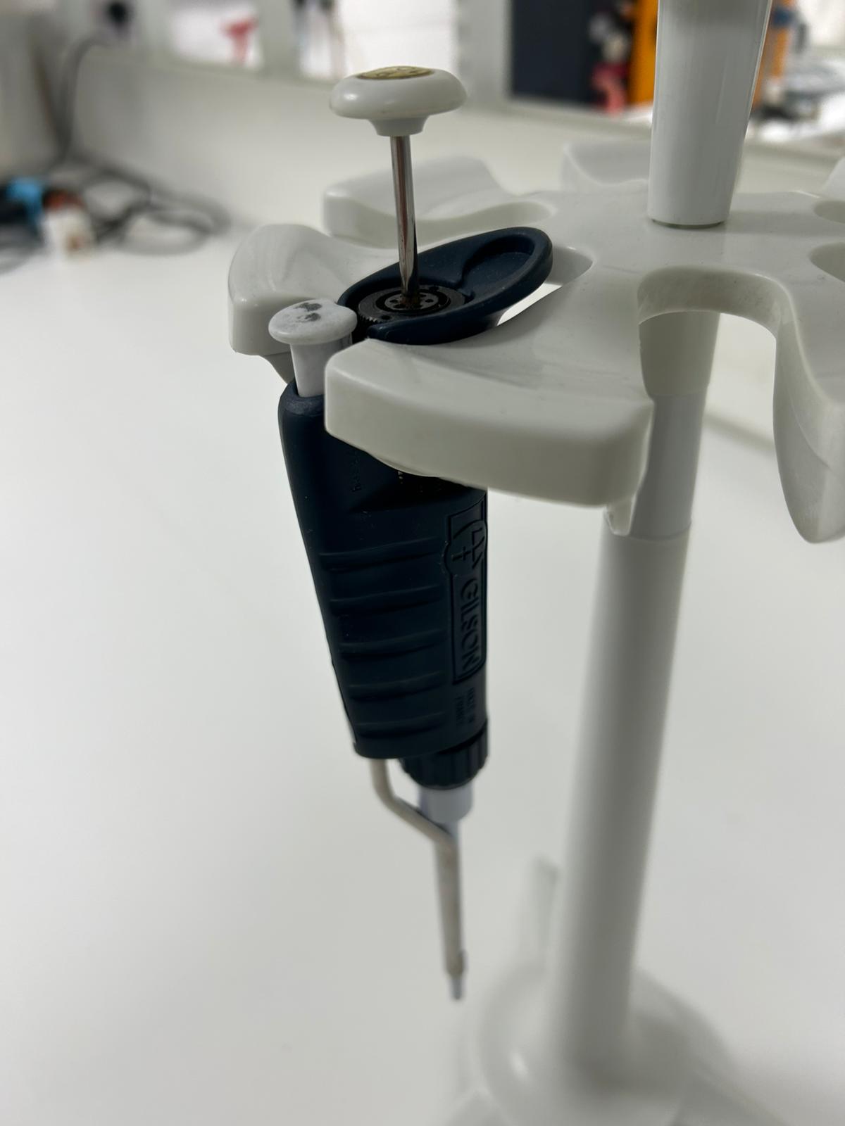 Image of Gilson Pipettes – 42 Units (6 Stands of 7) Adjustable Volume P2–P5000