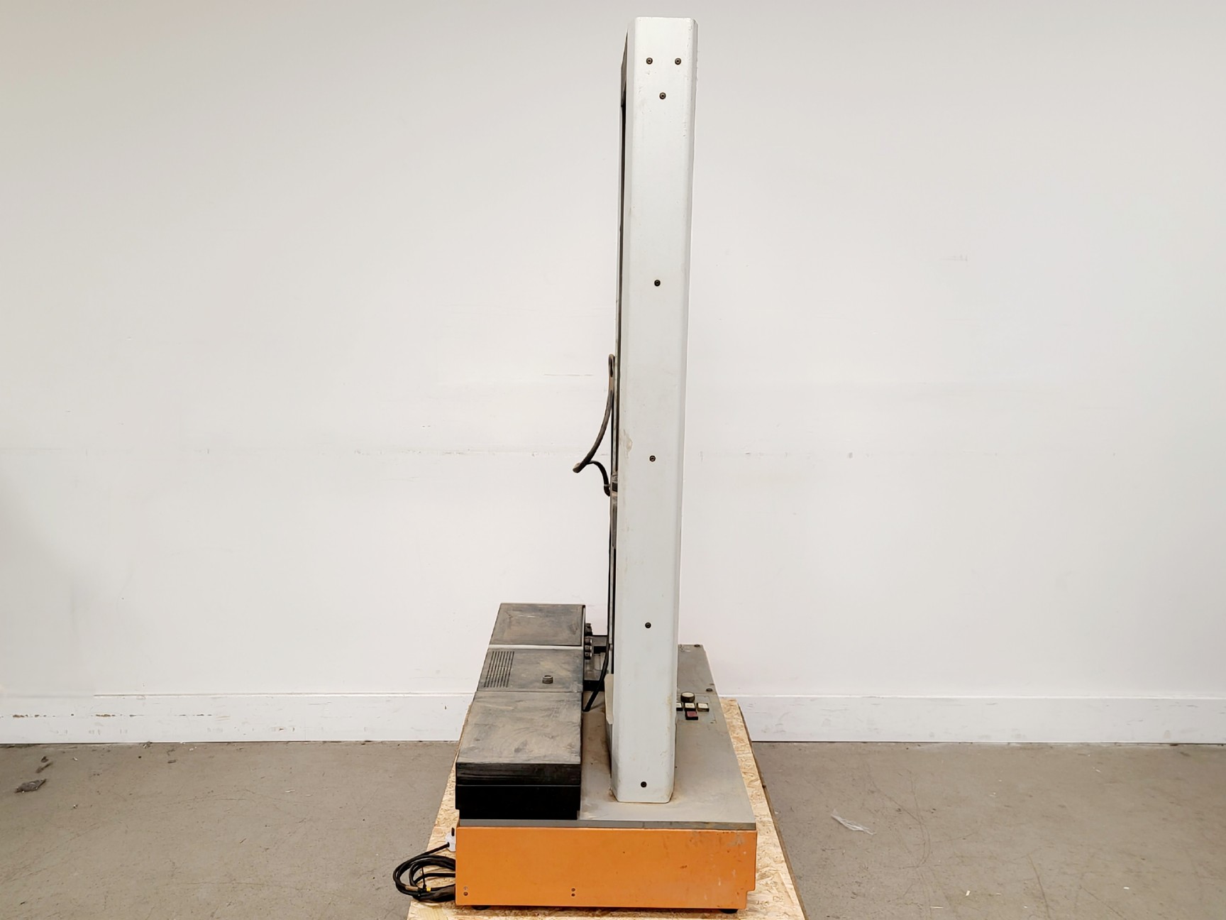 Image of Instron L140 Hardness Testing Machine