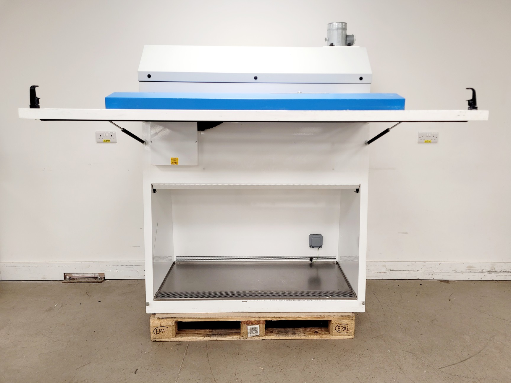 Image of Walker Generation 3 Class II Safety Cabinet 1290mm w/ Stand Lab