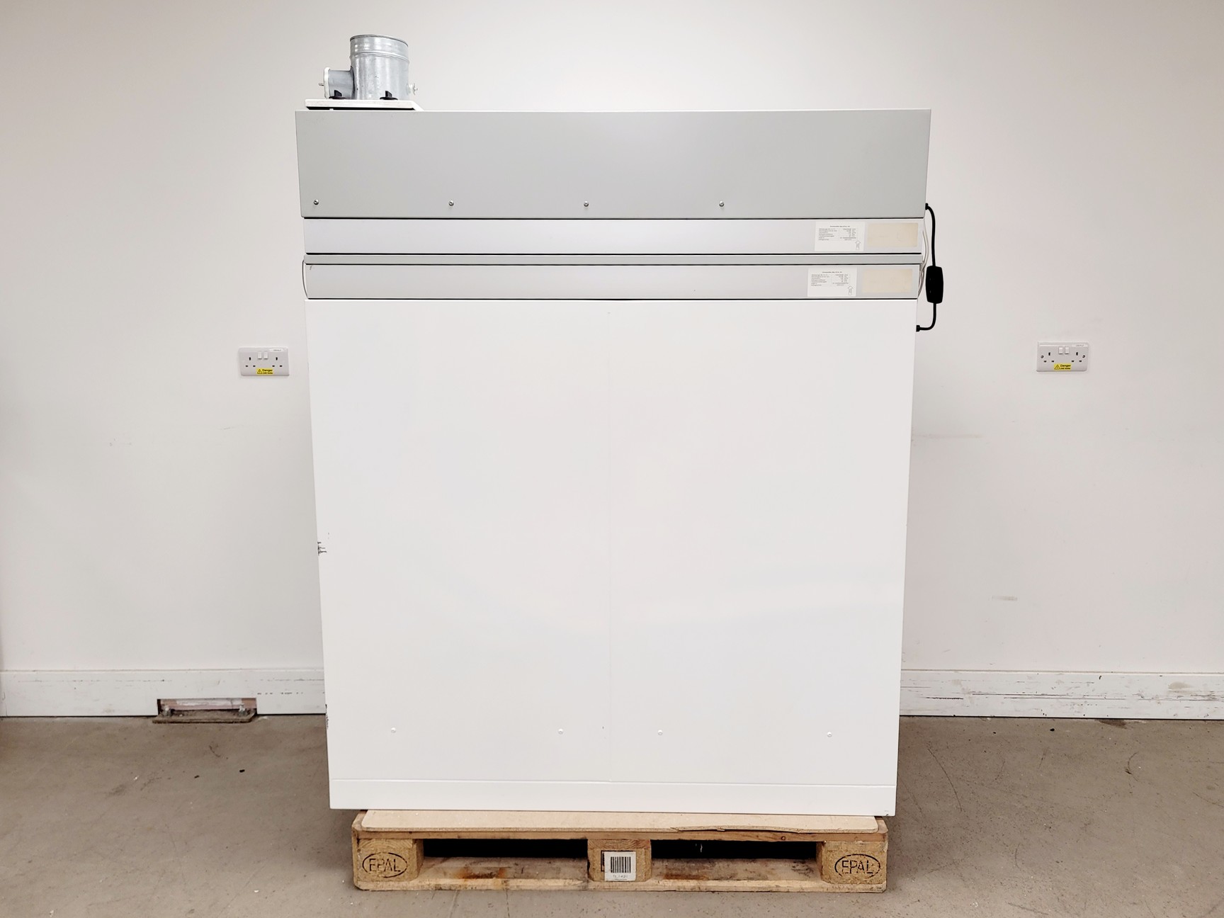 Image of Walker Generation 3 Class II Safety Cabinet 1290mm w/ Stand Lab