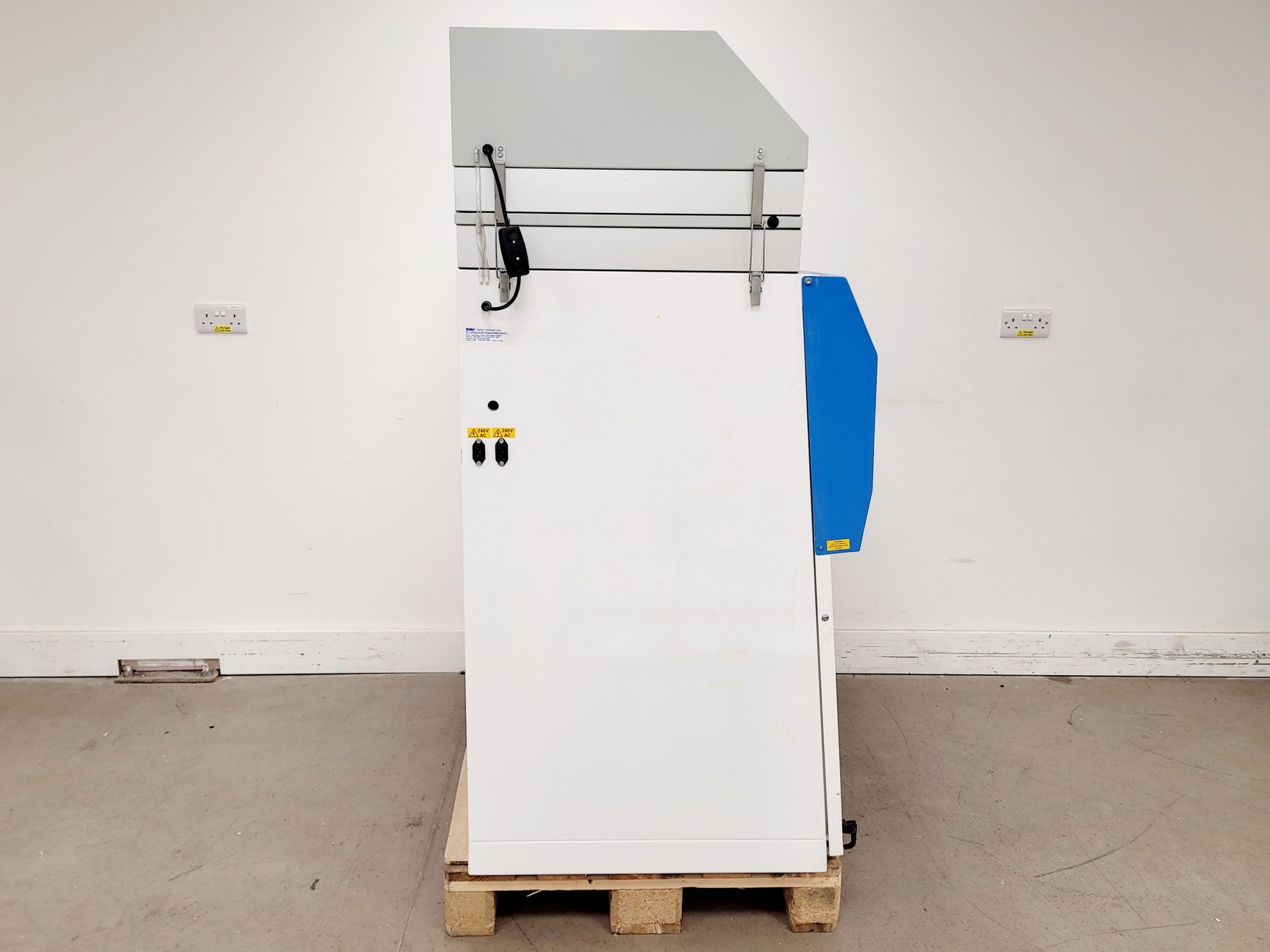 Image of Walker Generation 3 Class II Safety Cabinet 1290mm w/ Stand Lab
