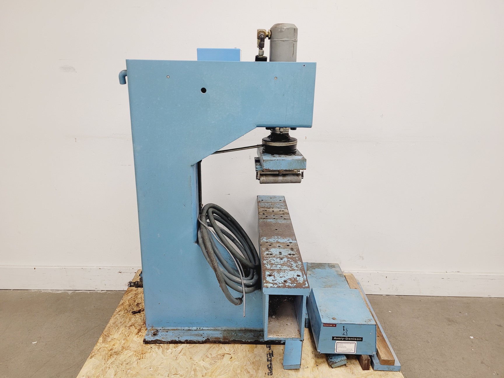 Image of Avery Denison 7225 Testing Machine 2000KN Spares/Repair