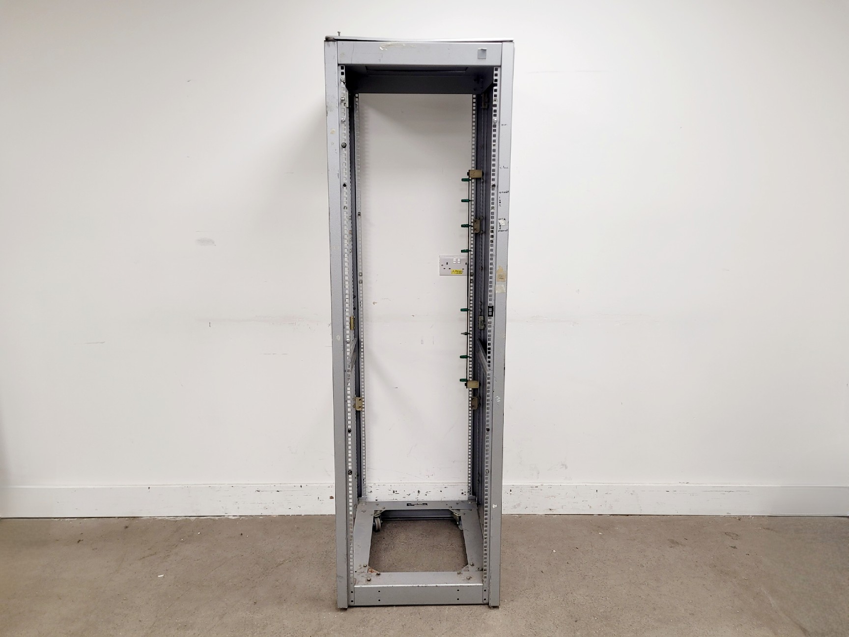 Image of Widney Dorlec Server Rack 65W x 57D x 189H cm