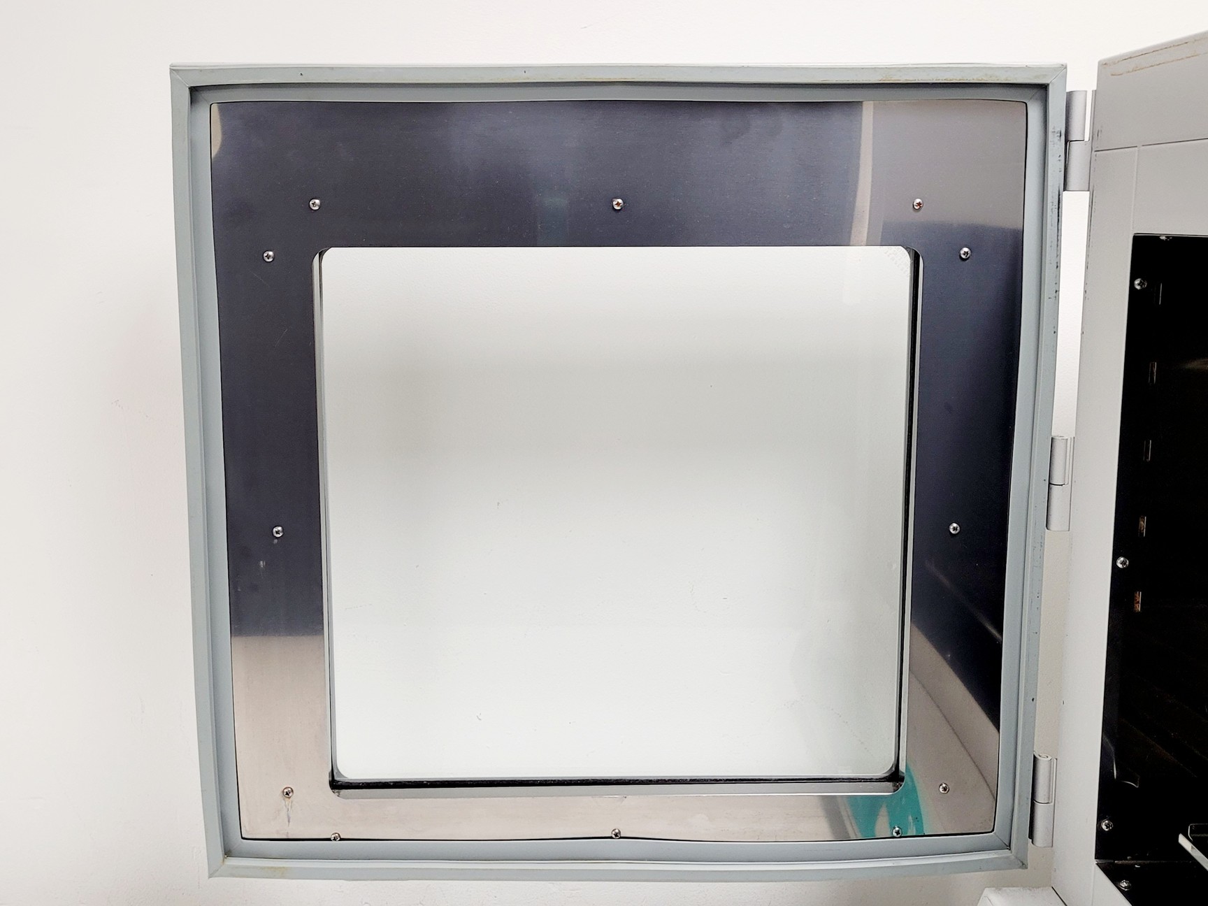 Image of LabNet Model 311DS Shaking Incubator Lab