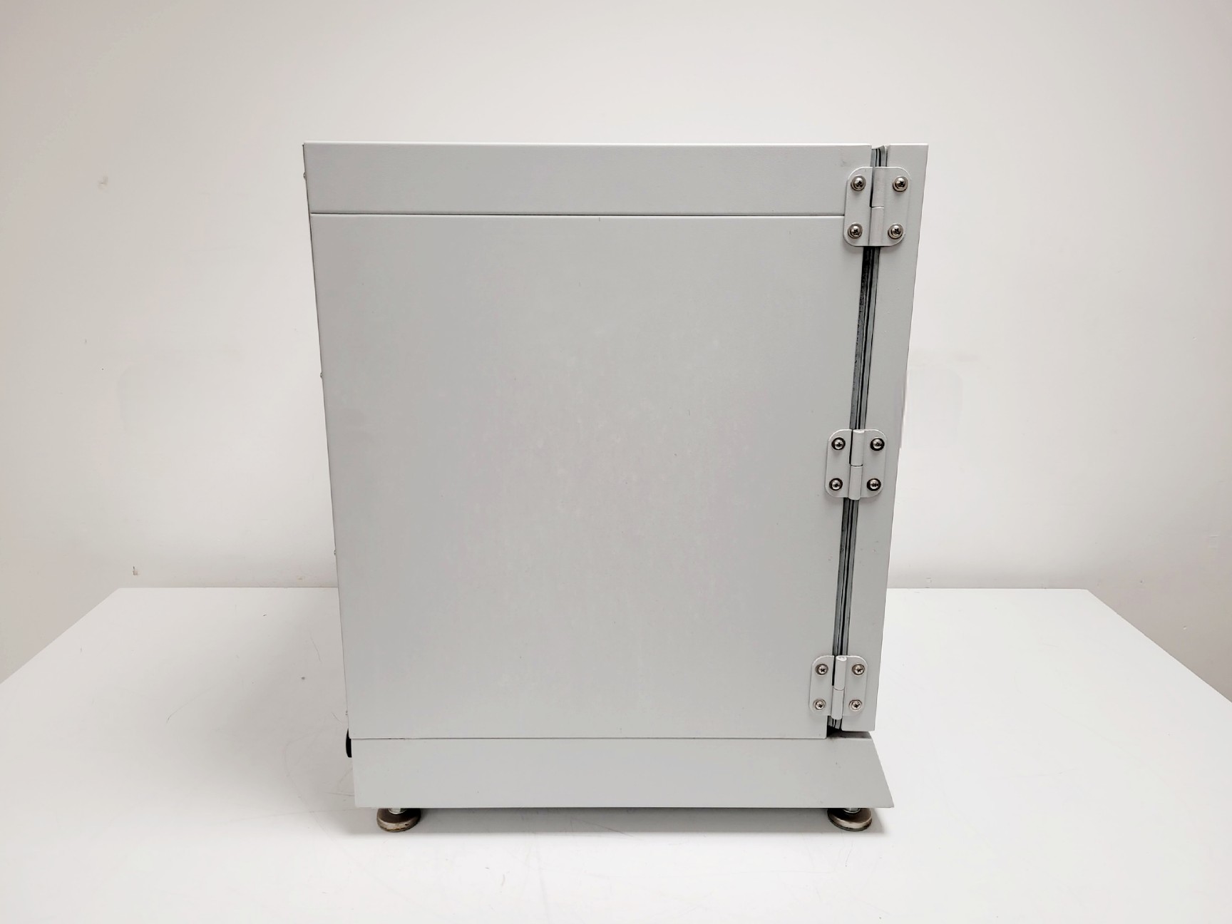 Image of LabNet Model 311DS Shaking Incubator Lab