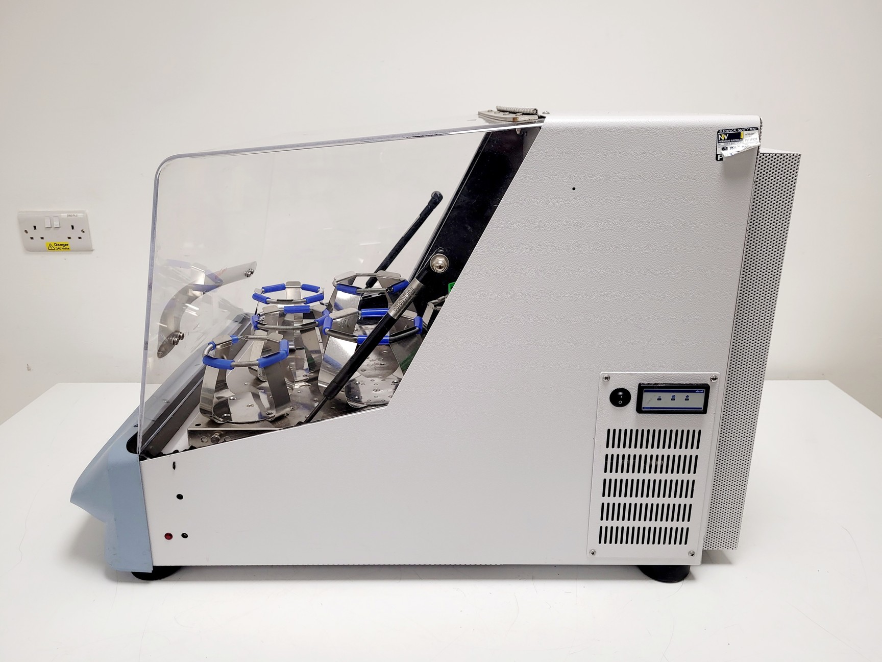 Image of Barnstead LabLine MaxQ 4000 E-Class Orbital Shaking Incubator Model SHKE4000-8CE