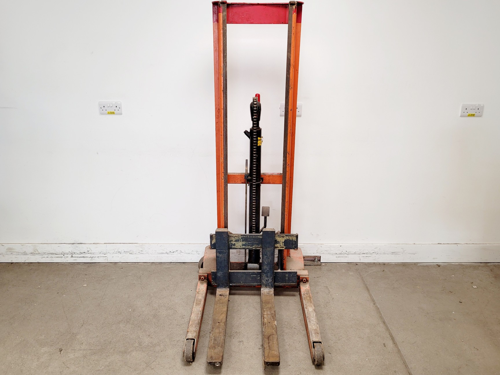 Image of Hudswell Sherpa Model 300 Manual Hydraulic Lifter Stacker