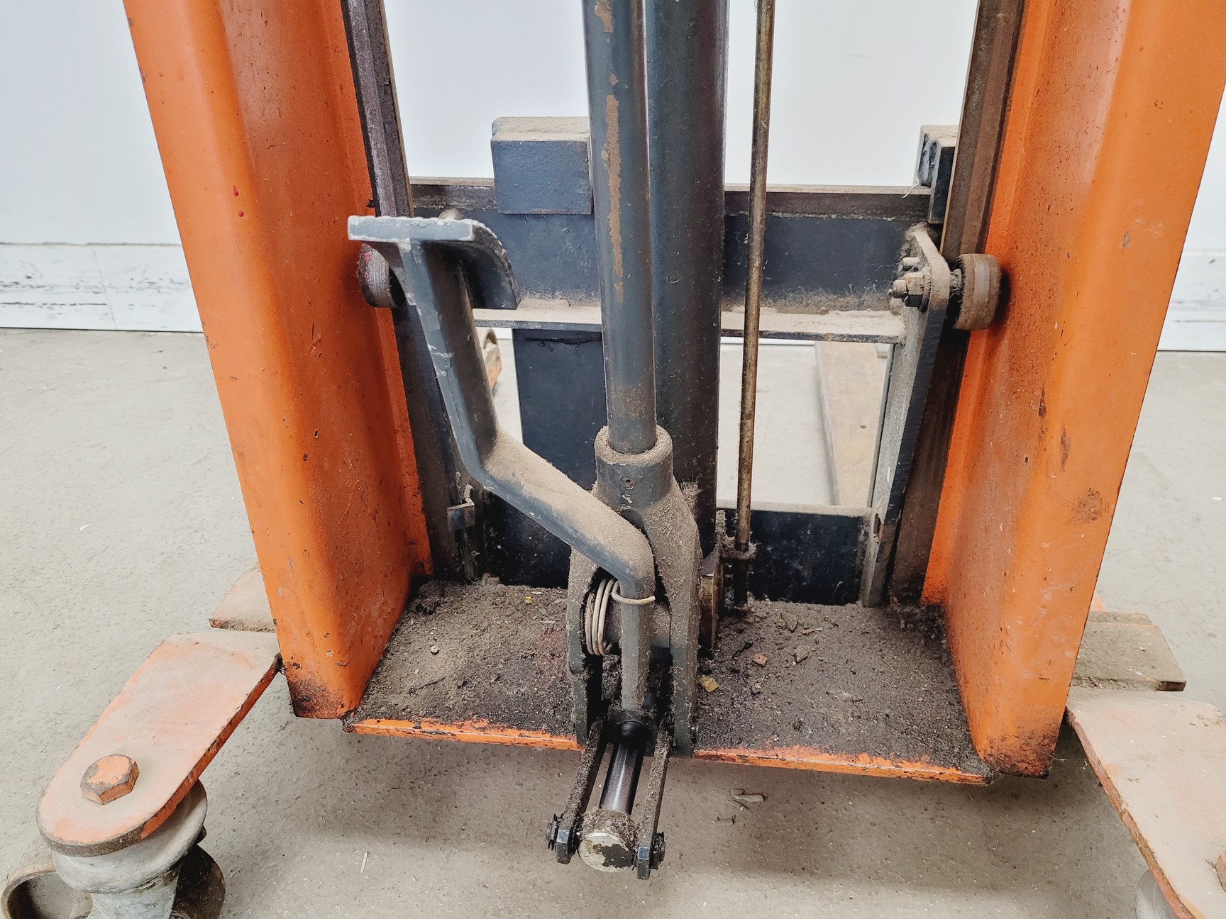 Image of Hudswell Sherpa Model 300 Manual Hydraulic Lifter Stacker