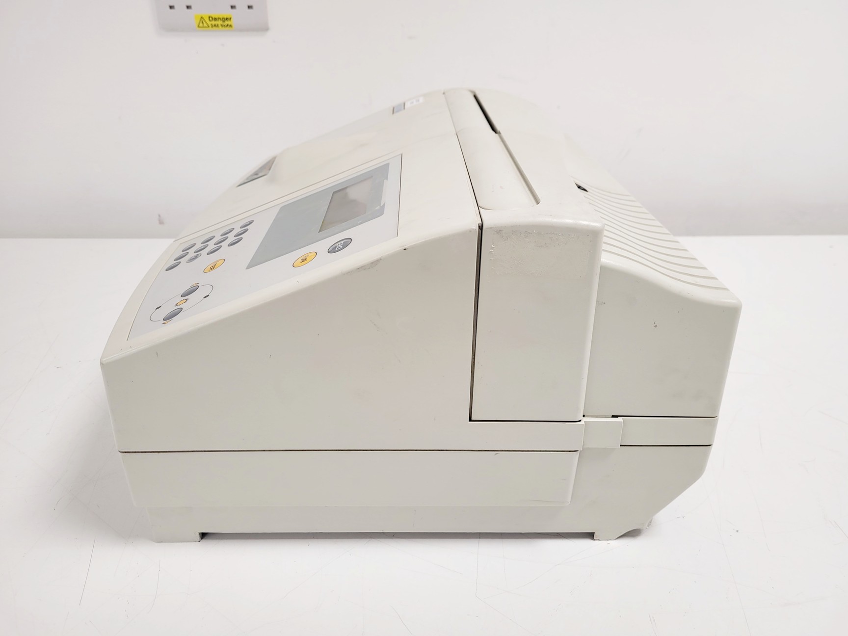 Image of Unicam Helios Gamma UV-VIS Spectrophotometer Lab