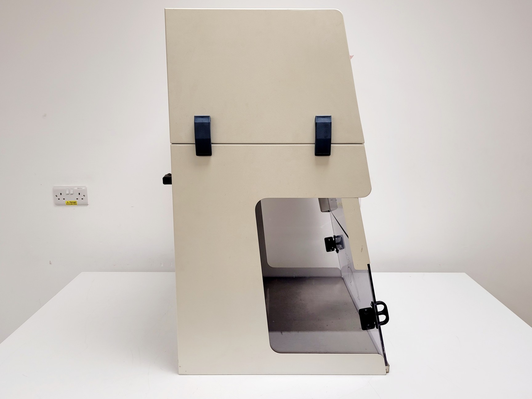 Image of Labcaire PCR 6 PCR Workstation Lab