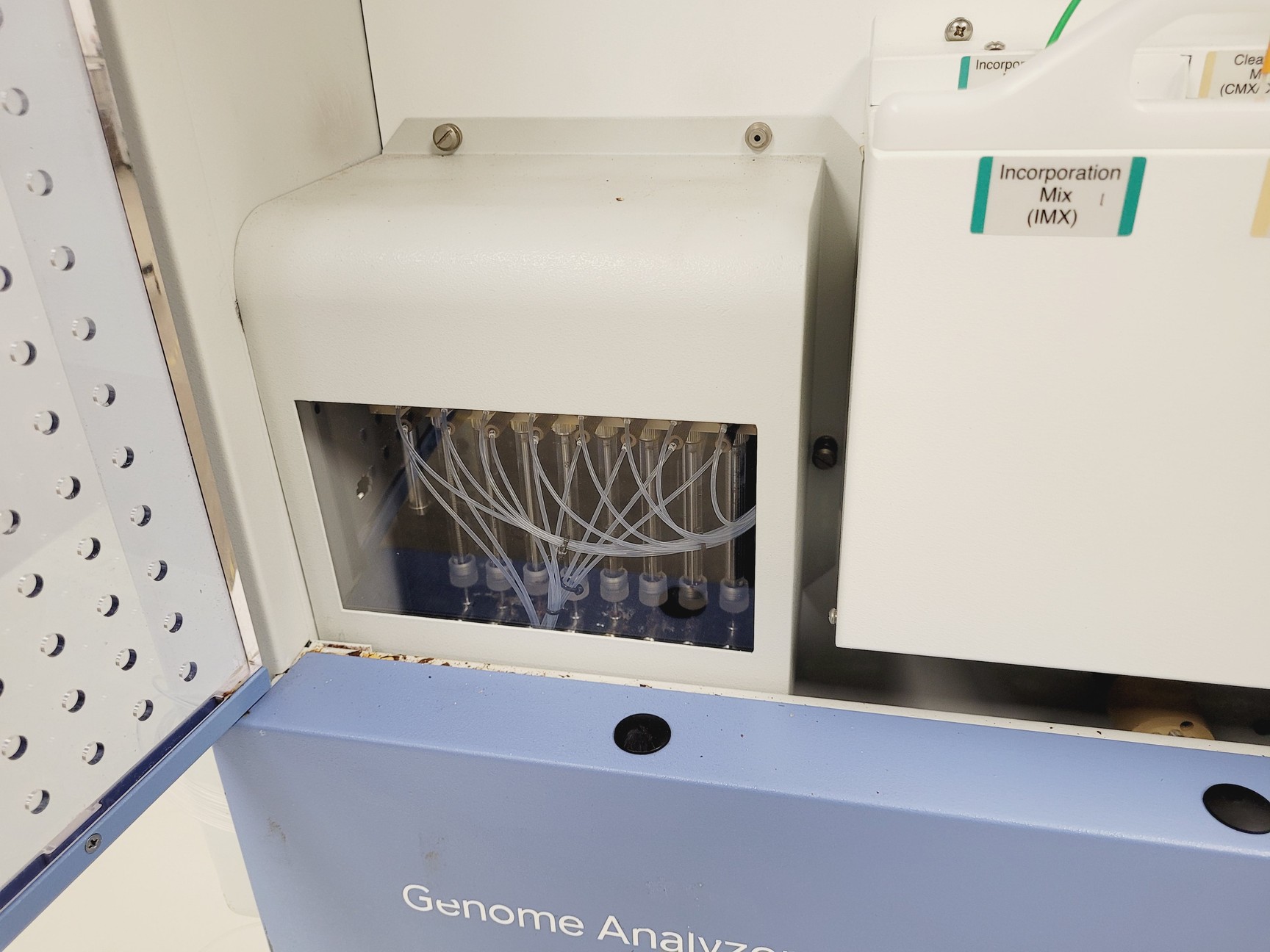 Image of Illumina Genome Analyser IIx System with PEM IIX and Cluster Station
