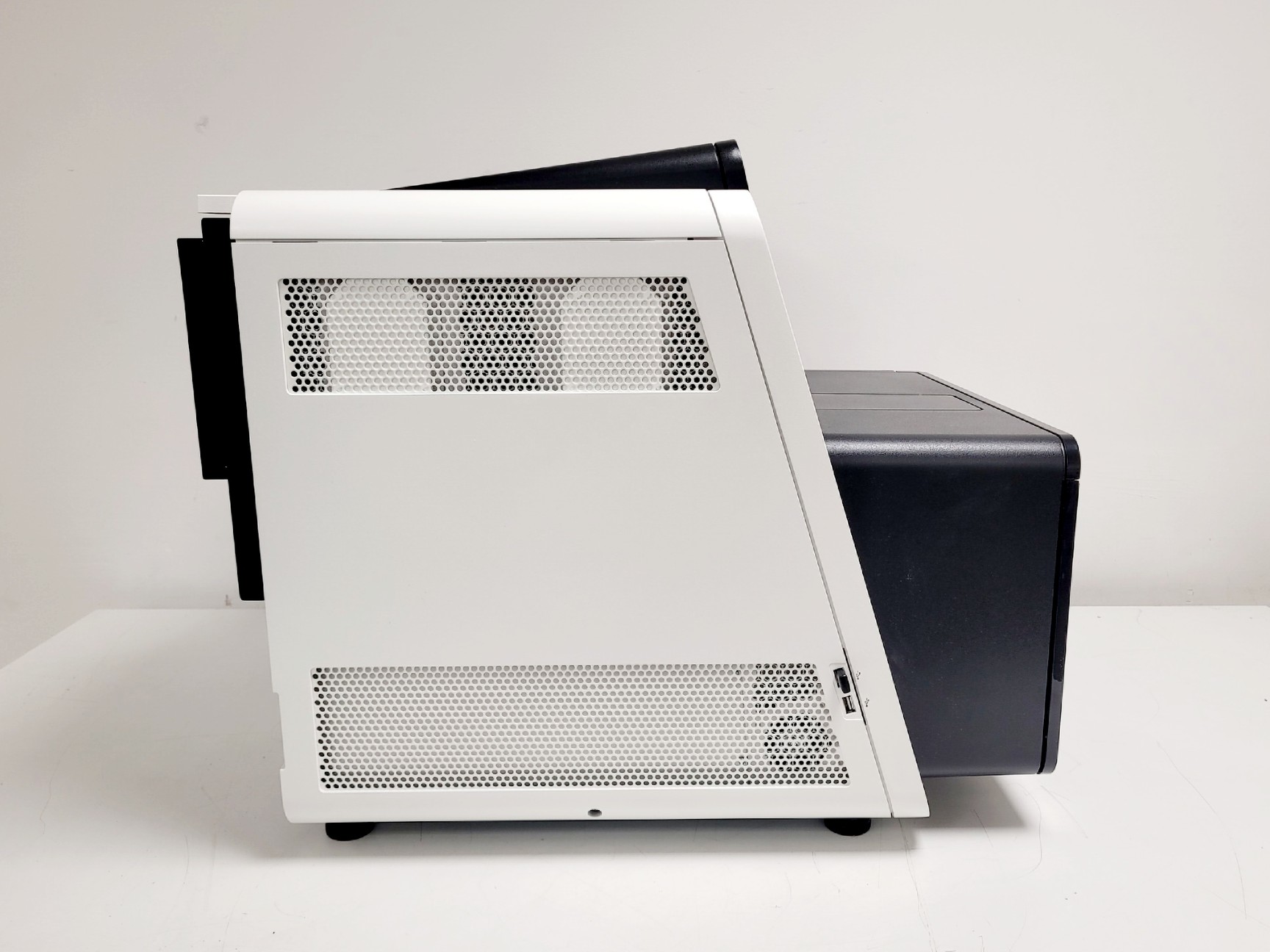 Image of Illumina NextSeq 550 DNA Sequencer Lab