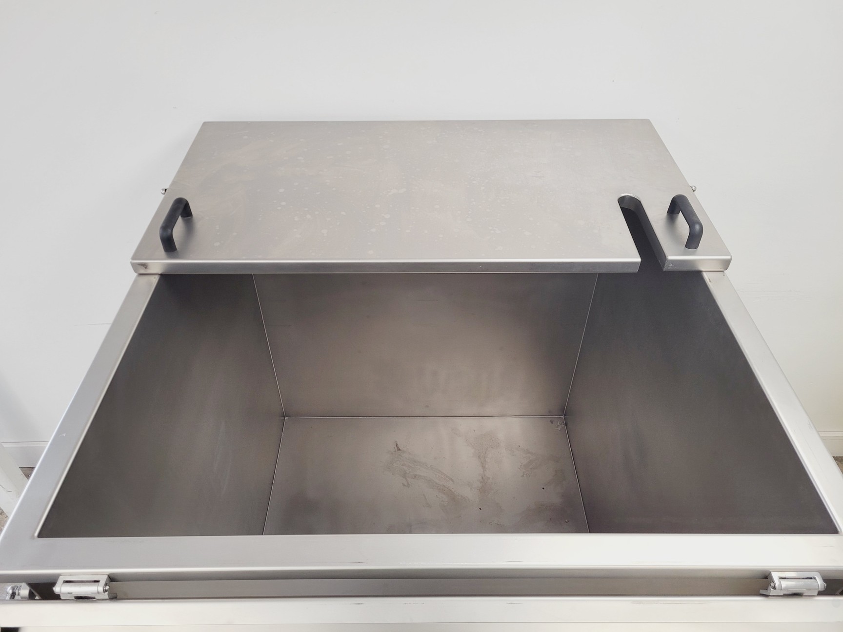 Image of JM BioConnect 1200L Container - Dual Mixing Tank Lab