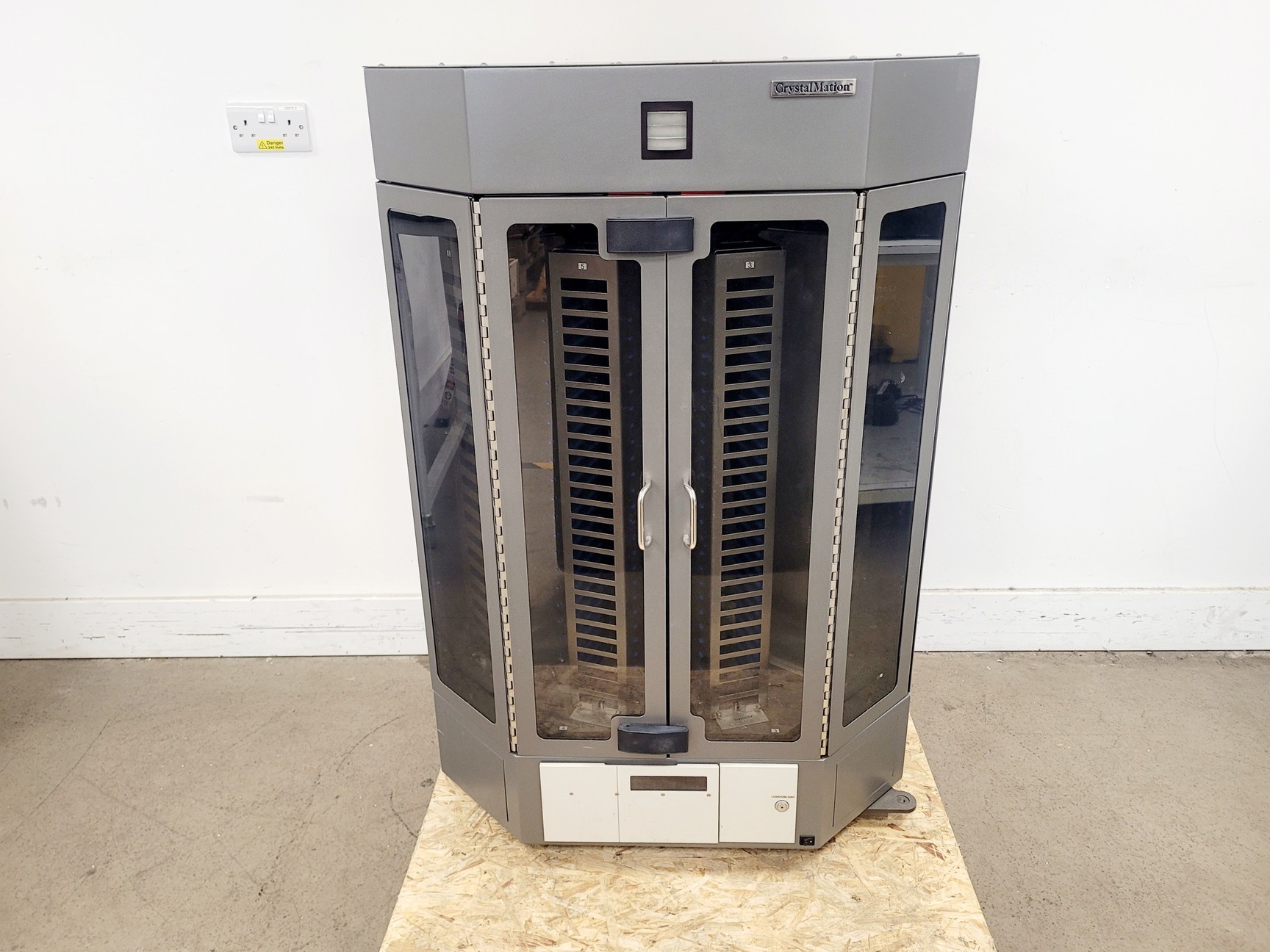 Image of Rigaku X-Ray Crystallography System Alchemist Minstrel UV Gallery DT