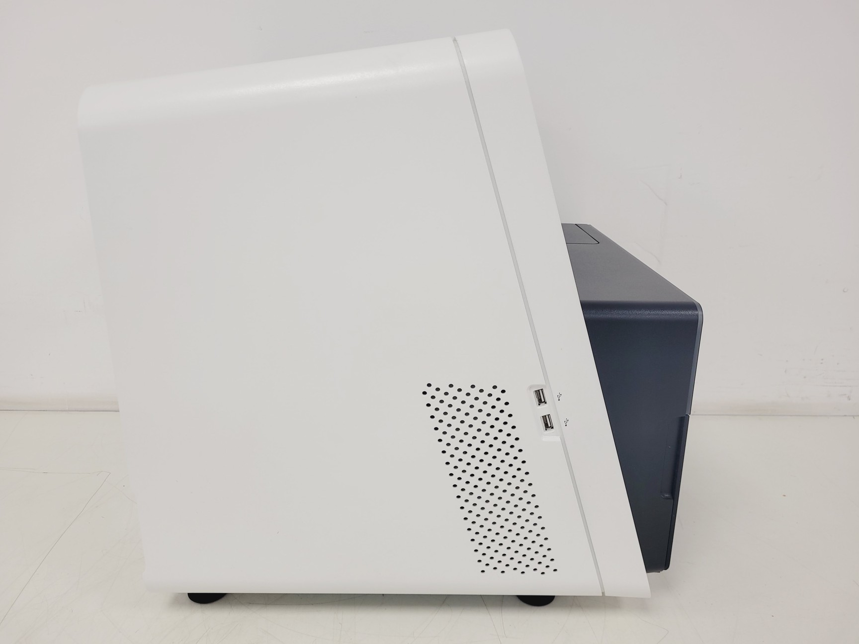 Image of Illumina MiniSeq DNA Sequencer Lab