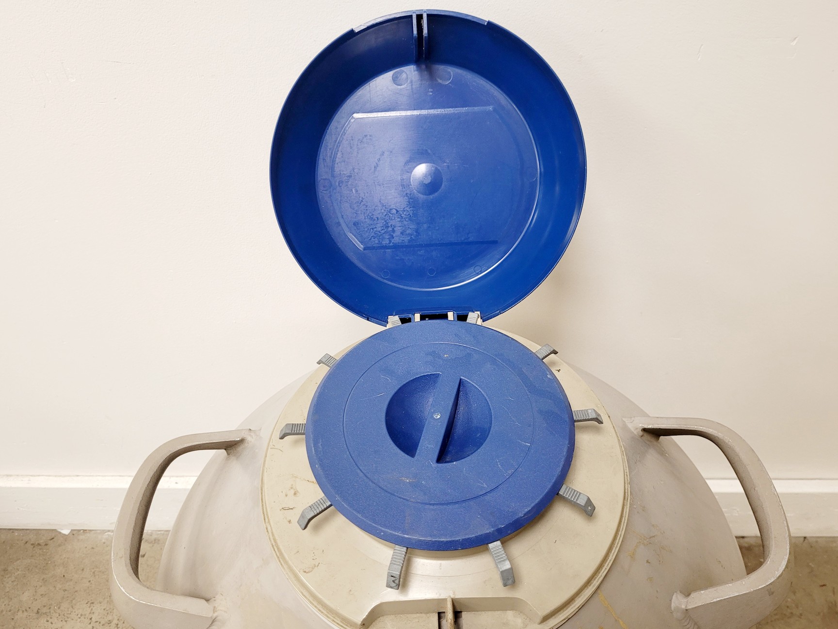 Image of Union Carbide 35HC Liquid Nitrogen Dewar