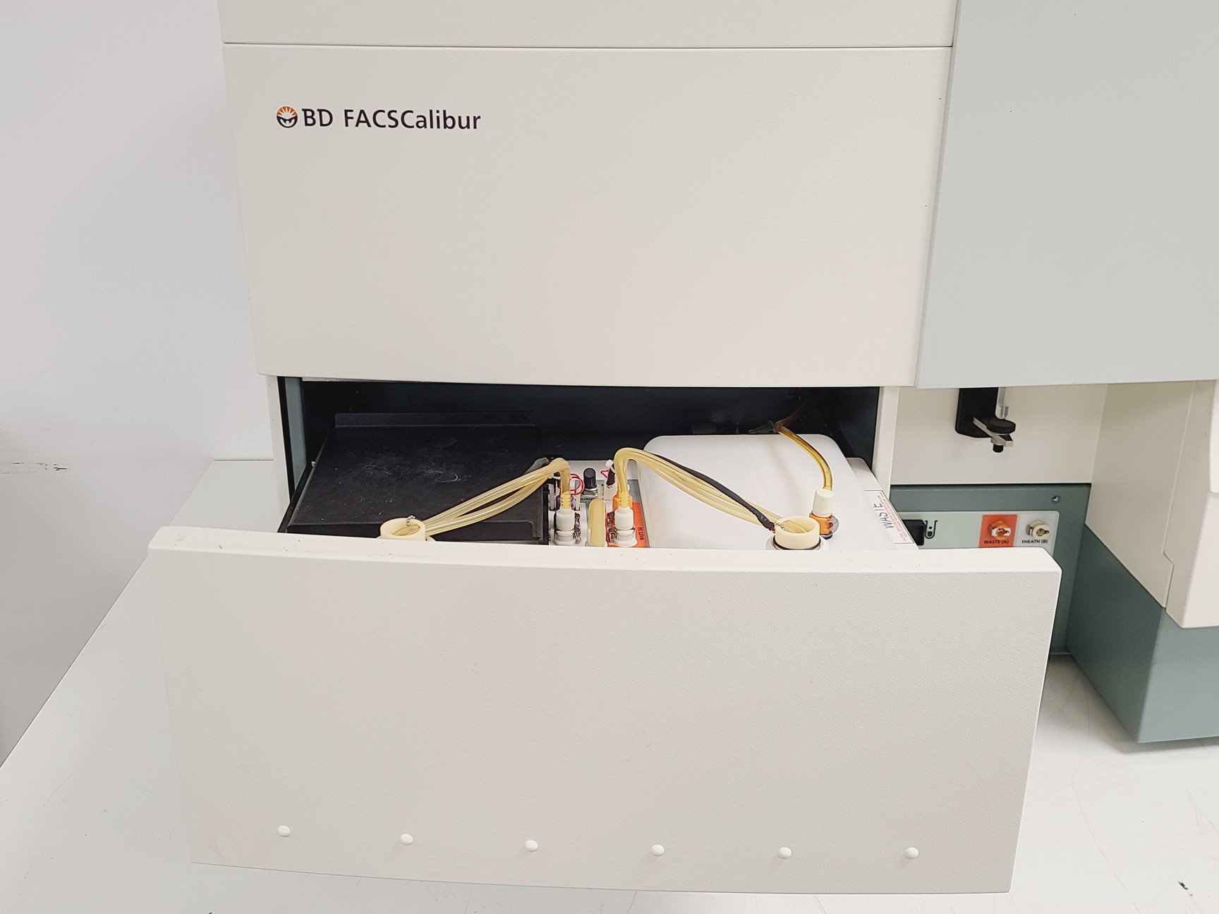 Image of BD FACSCalibur Flow Cytometer & Transformer System Lab